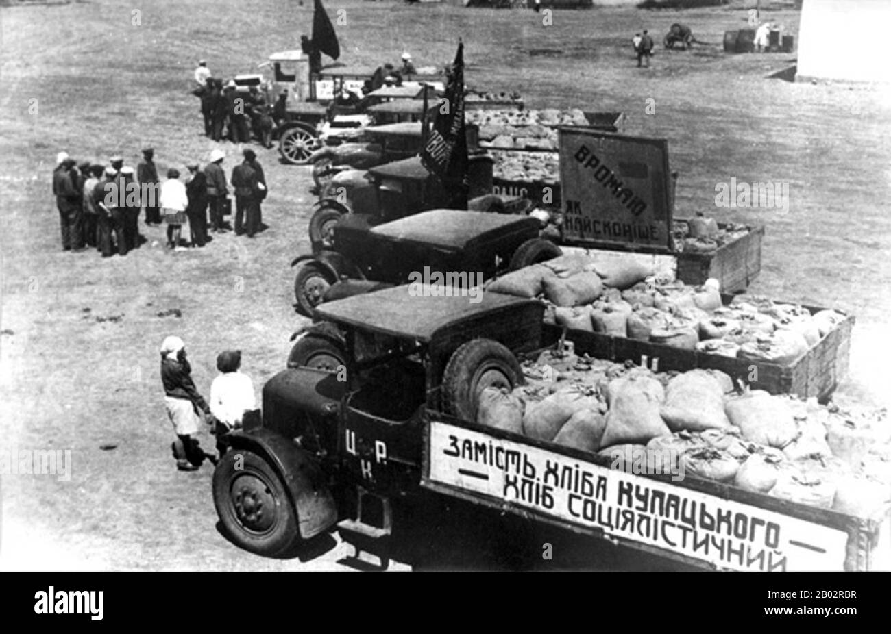 Der Holodomor war eine vom Menschen gemachte Hungersnot in der ukrainischen Sozialistischen Sowjetrepublik in den Jahren 1932 und 1933, bei der schätzungsweise 2,5-7,5 Millionen Ukrainer getötet wurden, wobei Millionen mehr in demographischen Schätzungen gezählt wurden. Es war Teil der größeren Katastrophe, der sowjetischen Hungersnot von 1932-33, die die großen Getreideanbaugebiete des Landes betraf. Während des Holodomors starben Millionen von Bürgern der ukrainischen SSR, von denen die meisten ethnische Ukrainer waren, in einer in der Geschichte der Ukraine beispiellosen Friedenskatastrophe am Hunger.Seit 2006 wird der Holodomor von der unabhängigen Ukraine a anerkannt Stockfoto