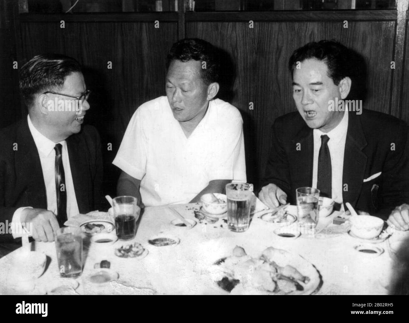 Lee Kuan Yew, GCMG, CH (geboren als Harry Lee Kuan Yew, 16. September 1923 - 23. März 2015) war ein singapurischer Politiker. Er war der erste Premierminister von Singapur, der drei Jahrzehnte lang regnete. Er wurde als "Gründervater" und "Architekt" des modernen Singapur bezeichnet. Als Mitbegründer und erster Generalsekretär der People's Action Party (PAP) führte er die Partei von 1959 bis 1990 zu acht Siegen, Und beaufsichtigte die Trennung Singapurs von Malaysia im Jahr 1965 und seine anschließende Umwandlung von einem relativ unterentwickelten kolonialen Außenposten ohne natürliche Ressourcen in einen "Ersten Wo" Stockfoto