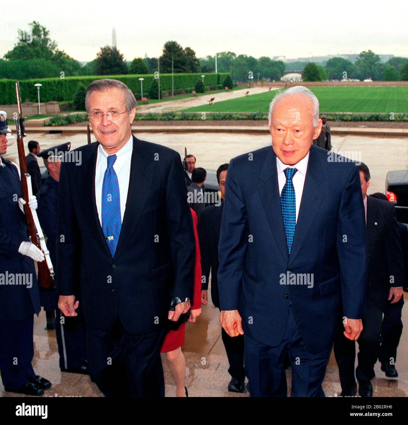 Lee Kuan Yew, GCMG, CH (geboren als Harry Lee Kuan Yew, 16. September 1923 - 23. März 2015) war ein singapurischer Politiker. Er war der erste Premierminister von Singapur, der drei Jahrzehnte lang regnete. Er wurde als "Gründervater" und "Architekt" des modernen Singapur bezeichnet. Als Mitbegründer und erster Generalsekretär der People's Action Party (PAP) führte er die Partei von 1959 bis 1990 zu acht Siegen, Und beaufsichtigte die Trennung Singapurs von Malaysia im Jahr 1965 und seine anschließende Umwandlung von einem relativ unterentwickelten kolonialen Außenposten ohne natürliche Ressourcen in einen "Ersten Wo" Stockfoto