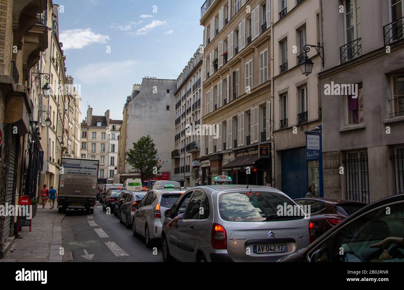 Verkehr in Le Marais, Paris Stockfoto