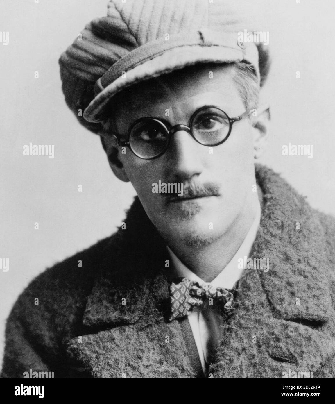 James Augustine Aloysius Joyce (2. Februar 1882 - 13. Januar 1941) war ein irischer Romanautor und Dichter, der als einer der einflussreichsten Schriftsteller in der modernen Avantgarde des frühen 20. Jahrhunderts gilt. Joyce ist am bekanntesten für Ulysses (1922), ein wegweisendes Werk, in dem die Episoden von Homers Odyssee in einer Reihe von gegensätzlichen literarischen Stilen parallel stehen. Weitere bekannte Werke sind die Kurzgeschichtensammlung Dubliners (1914), und die Romane A Portrait of the Artist as a Young Man (1916) und Finnegans Wake (1939). Zu seinen weiteren Schriften gehören drei Gedichtbände, ein Stück, gelegentlich journ Stockfoto