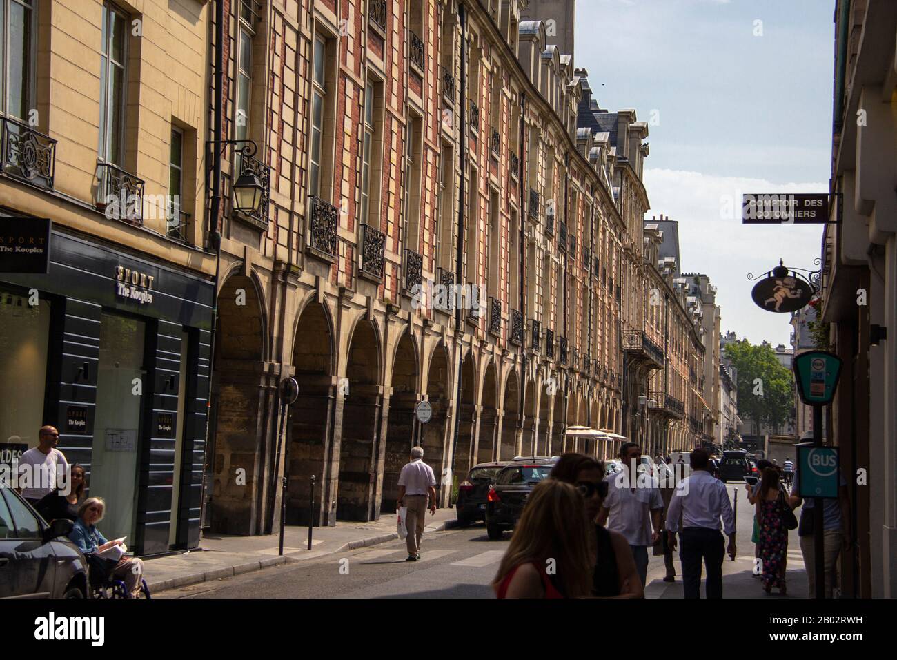 Das geschäftige Straßenleben im Place des Vosges, Paris Stockfoto