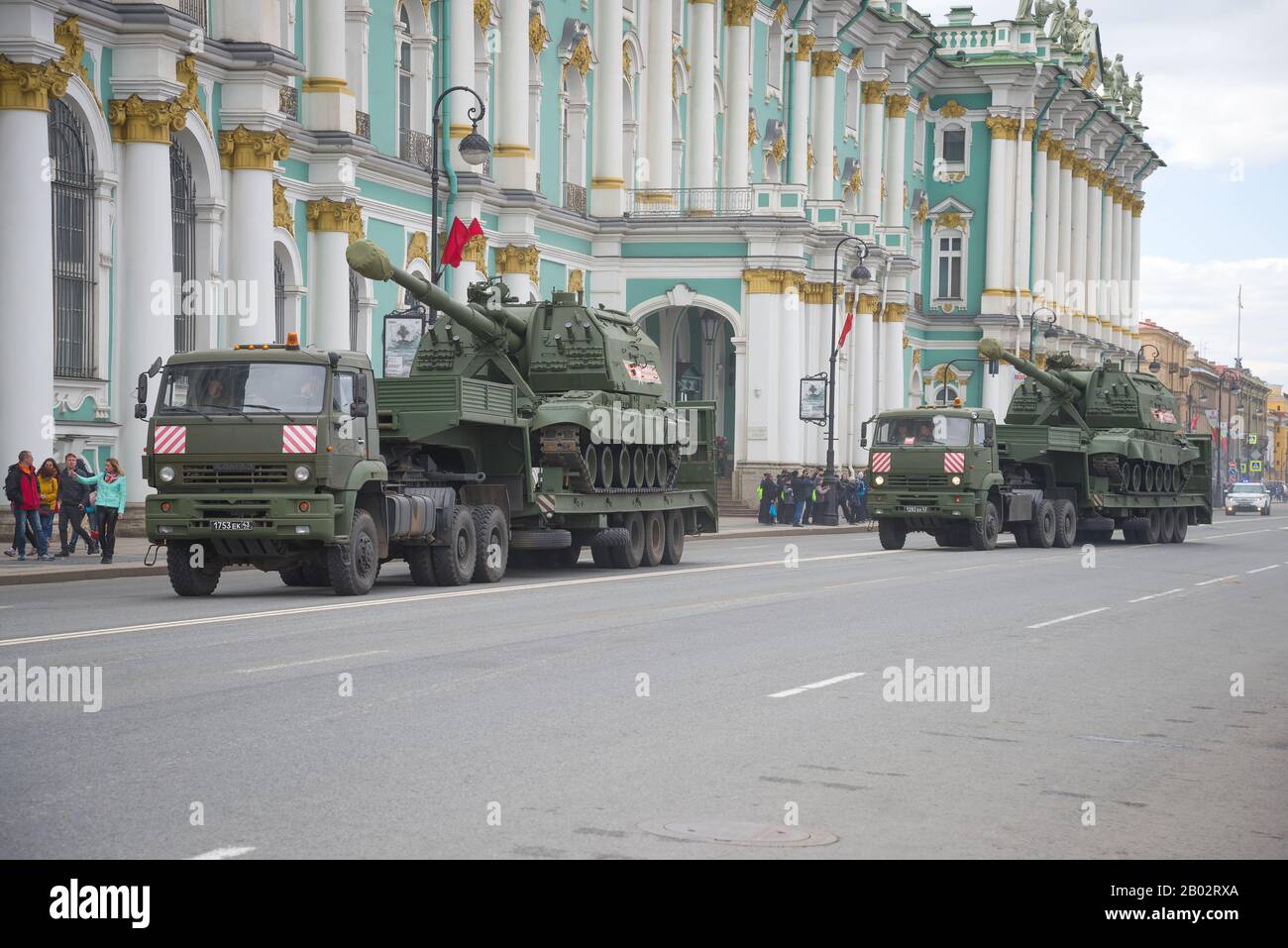 ST. Petersburg, RUSSLAND - 07. MAI 2017: Transport von Militärgeräten für die Siegestagsparade Stockfoto