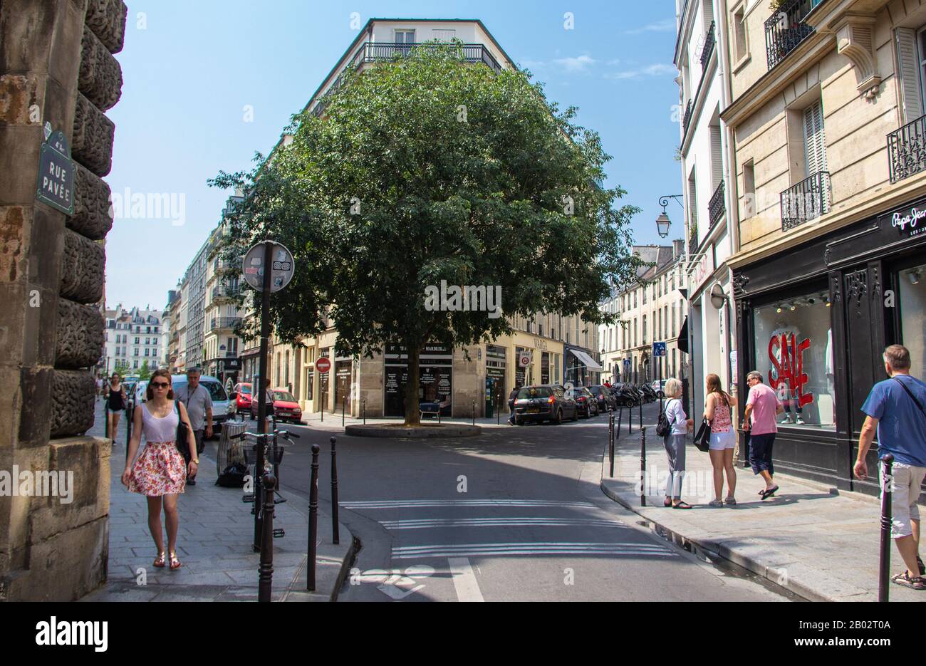 Einkäufer und Touristen in Le Marais, Paris Stockfoto