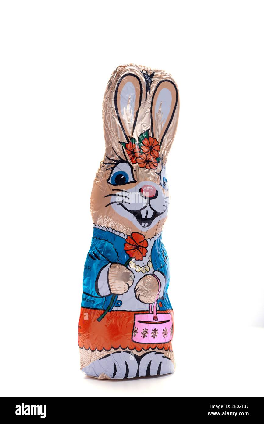 Schoko-Osterhase auf isoliertem weißem Hintergrund, weibliche Figur, Osterbonbons, speziell für Kinder, Eierjagd Stockfoto