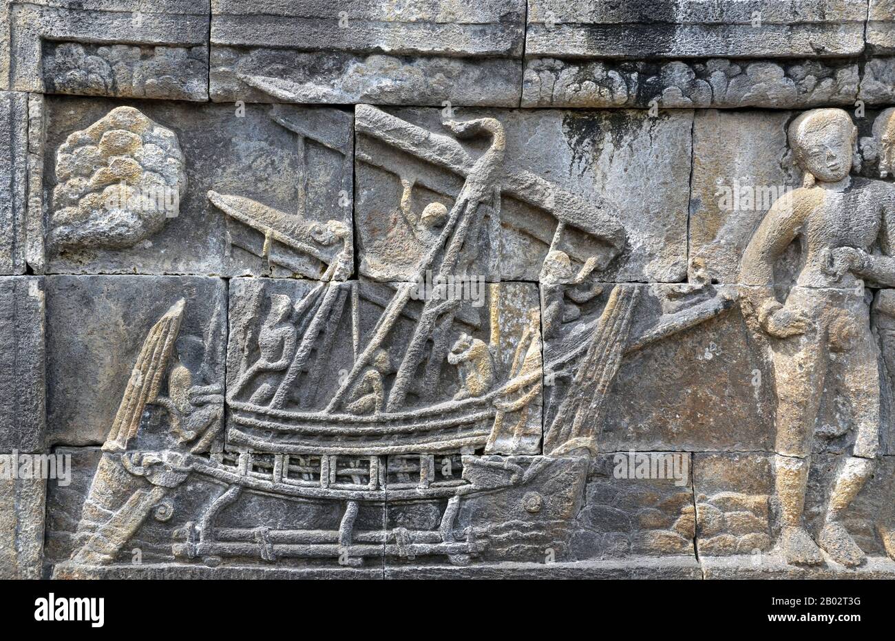Ein Schiff aus Borobudur ist das Doppelschiff aus Holz aus dem 8. Jahrhundert, das in einigen Basreliefen des buddhistischen Borobudur Denkmals in Zentraljava, Indonesien, abgebildet ist. Die in Borobudur abgebildeten Schiffe waren höchstwahrscheinlich der Typ von Schiffen, die für inter-insuläre Handelsgeschäfte und Marinekampagnen des Thalassokratie Imperiums von Sailendran und Srivijayan eingesetzt wurden, das die Region um den 7. Bis 13. Jahrhundert beherrschte. Die Funktion des Auslegers bestand darin, das Schiff zu stabilisieren; ein einzelnes oder doppeltes Auslegerkanu ist das typische Merkmal der seemännischen Schiffe. Sie gilt als B. Stockfoto