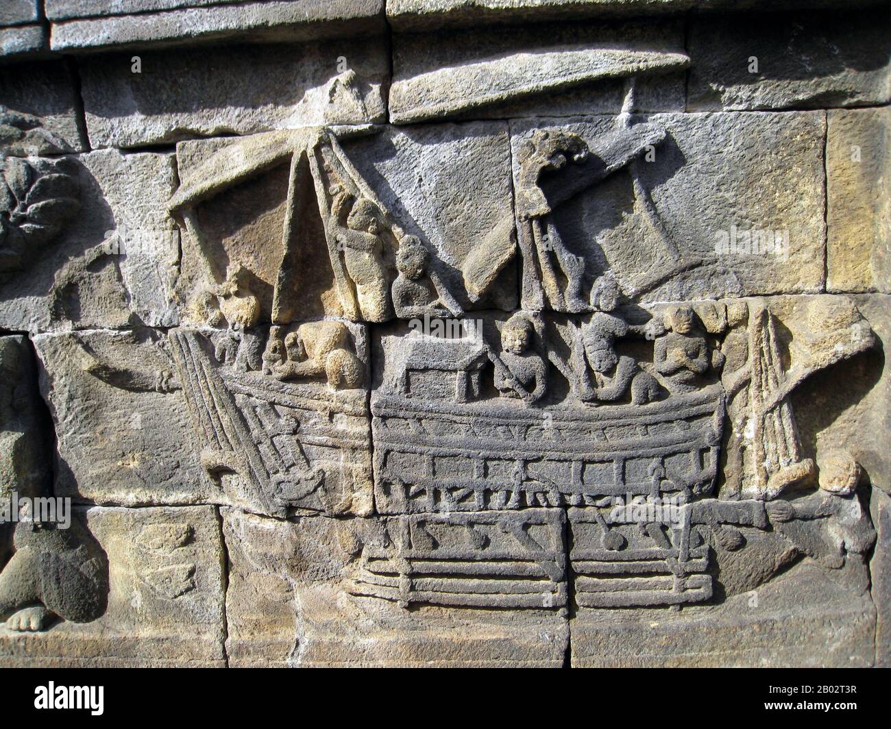 Ein Schiff aus Borobudur ist das Doppelschiff aus Holz aus dem 8. Jahrhundert, das in einigen Basreliefen des buddhistischen Borobudur Denkmals in Zentraljava, Indonesien, abgebildet ist. Die in Borobudur abgebildeten Schiffe waren höchstwahrscheinlich der Typ von Schiffen, die für inter-insuläre Handelsgeschäfte und Marinekampagnen des Thalassokratie Imperiums von Sailendran und Srivijayan eingesetzt wurden, das die Region um den 7. Bis 13. Jahrhundert beherrschte. Die Funktion des Auslegers bestand darin, das Schiff zu stabilisieren; ein einzelnes oder doppeltes Auslegerkanu ist das typische Merkmal der seemännischen Schiffe. Sie gilt als B. Stockfoto