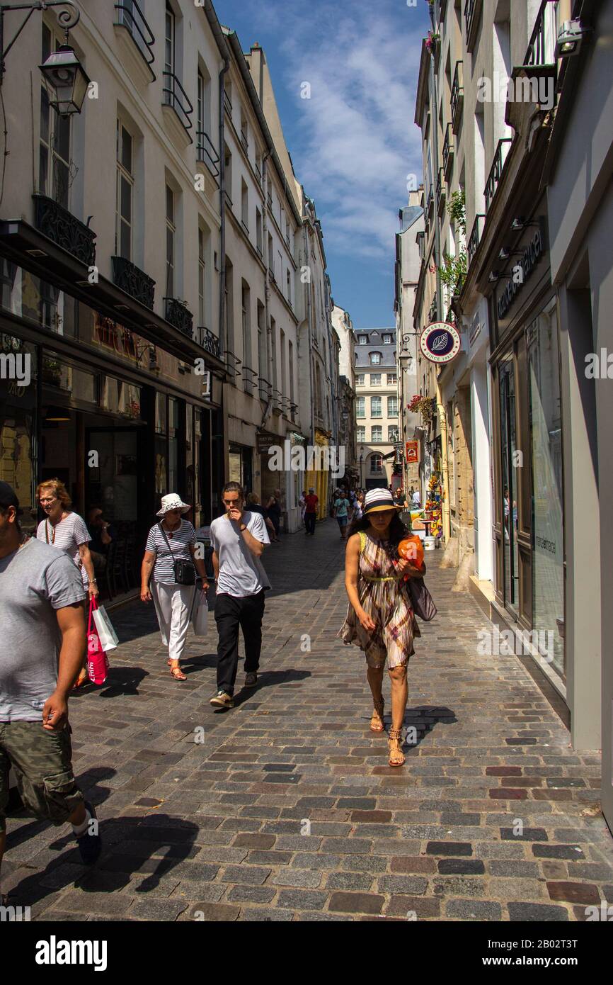 Käufer und Touristen in der Rue des Rosiers, Le Marais, Paris Stockfoto