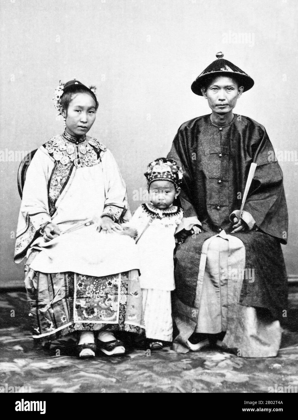 Die kommerzielle Entwicklung von Batavia unter den Holländern schuf zahlreiche Möglichkeiten für Einwanderer aus China, die zu einer bevorzugten Minderheit wurden und zur Unterstützung der niederländischen Kolonialherrschaft halfen. Während viele chinesische Einwanderer und ihre Nachfahren bis zum späten 19. Jahrhundert niederländische Lebensstile übernahmen, identifizierten sich andere weiterhin mit China und behielten chinesische Bräuche und traditionelles Kleid bei. Das Foto stammt vom Studio von Woodbury & Page, das im Jahr 1857 von den britischen Fotografen Walter Bentley Woodbury und James Page gegründet wurde. Stockfoto