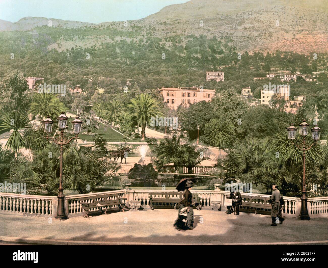 Monaco ist ein souveräner Stadtstaat und Mikrostaat an der französischen Riviera in Westeuropa. Sie wird von Frankreich auf drei Seiten begrenzt, eine Seite grenzt an das Mittelmeer. Monaco hat eine Fläche von 2,02 km2 (0,78 sq mi) und eine Bevölkerung von 36.371; es ist das zweitkleinste und das am dichtesten bevölkerte Land der Welt. Monaco ist ein Fürstbistum, das unter einer Form der konstitutionellen Monarchie regiert wird, mit Prinz Albert II. Als Staatsoberhaupt. Obwohl Prinz Albert II. Ein konstitutioneller Monarch ist, hat er eine immense politische Macht. Das Haus Grimaldi regierte Monaco mit kurzer Unterbrechung Stockfoto