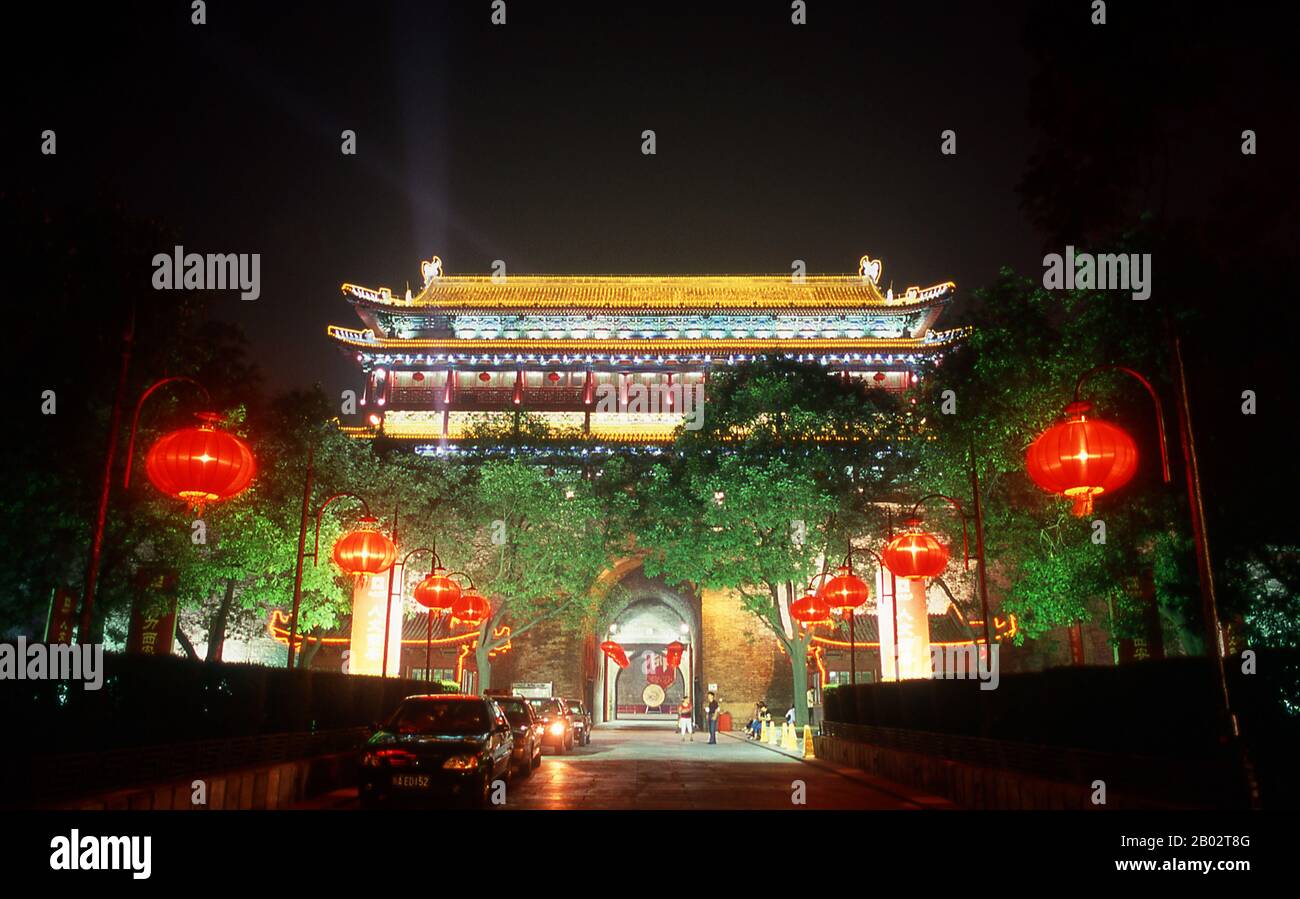 Der Bau der ersten Stadtmauer von Chang'an (ursprünglicher Name von Xi'an) begann in 194 v. Chr. und dauerte vier Jahre. Die bestehende Mauer wurde während der Ming-Dynastie im Jahre 1370 begonnen. Er umkreist eine viel kleinere Stadt mit 14 Quadratkilometer (5,4 sq mi). Die Mauer misst 13,7 Kilometer (8,5 Meilen) im Umfang, 12 Meter (39 Fuß) in der Höhe und 15-18 Meter (49-59 Fuß) in der Dicke an der Basis. XI'an ist die Hauptstadt der Provinz Shaanxi und eine subprovinzielle Stadt in der Volksrepublik China. Eine der ältesten Städte Chinas mit mehr als 3.100 Jahren Geschichte war die Stadt unter dem Namen Chang' bekannt. Stockfoto