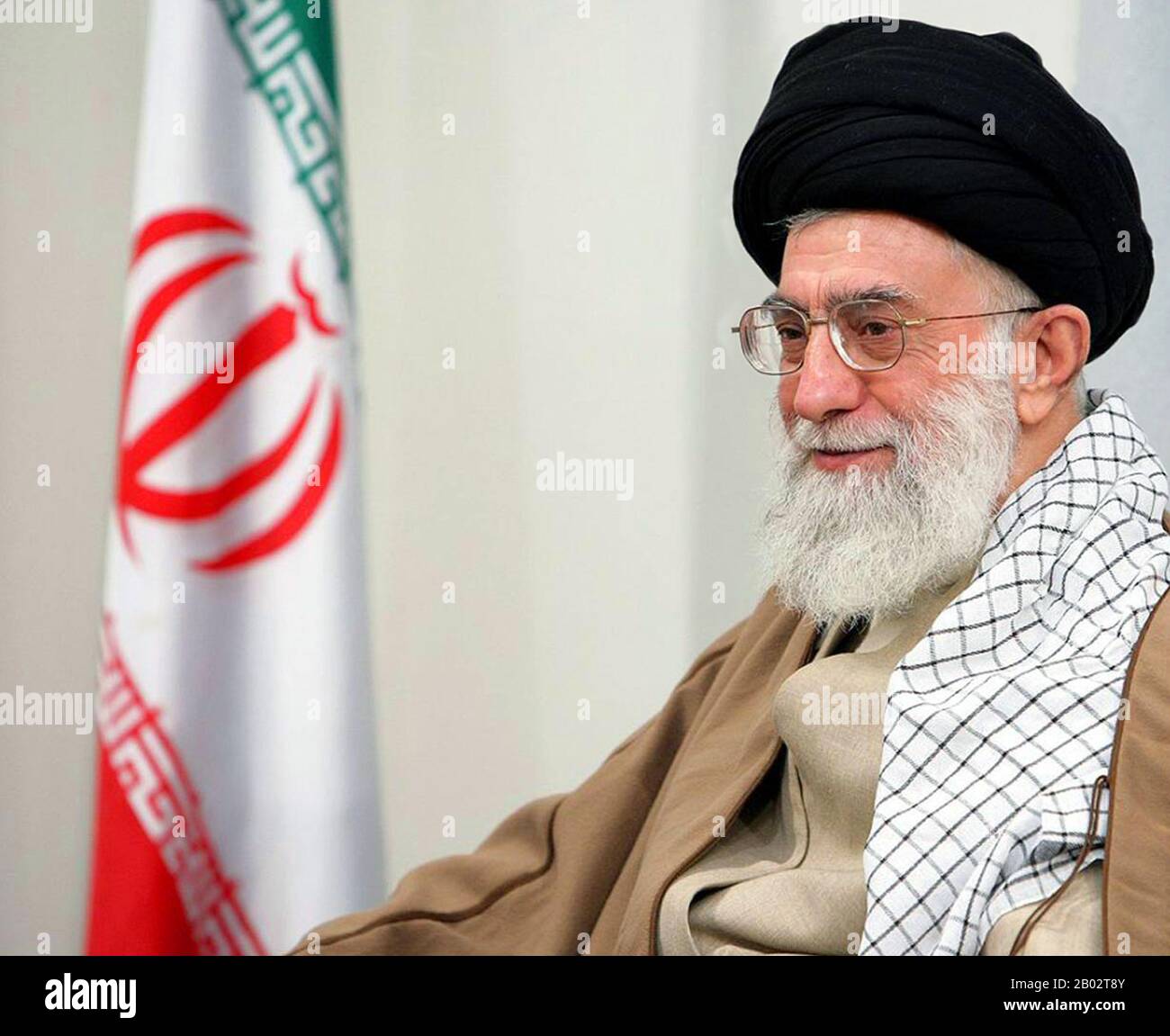 Ali Hosseini Khamenei ist der zweite und derzeitige Oberste Führer des Iran und ein schiitischer Kleriker. Ali Khamenei gelang es Ruhollah Khomeini, dem Anführer der iranischen Revolution, nach Khomeinis Tod, am 4. Juni 1989 von der Expertenversammlung zum neuen Obersten Führer gewählt zu werden. Er war von 1981 bis 1989 auch Präsident des Iran gewesen. Stockfoto