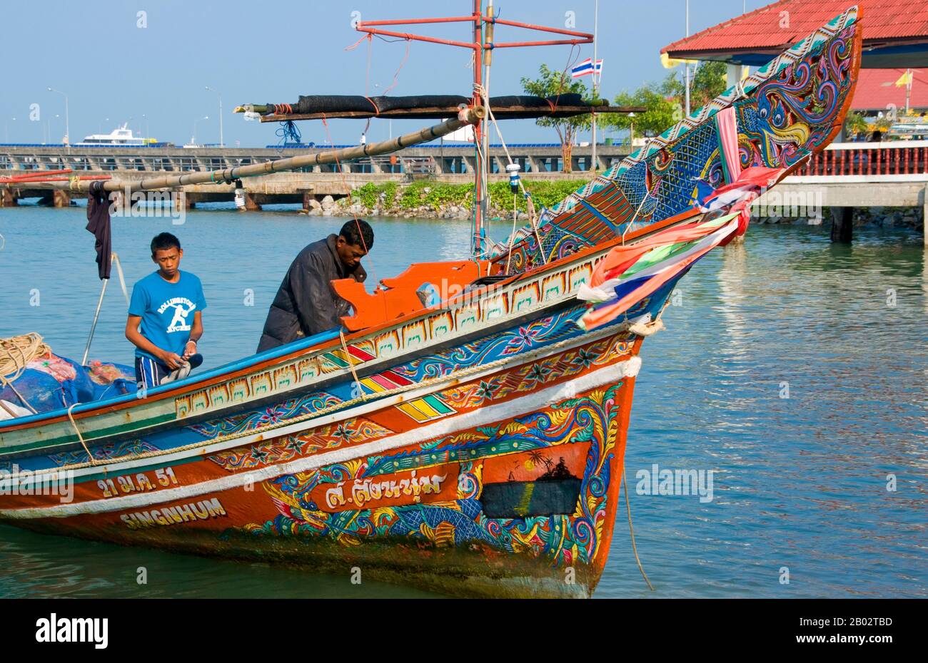 Entlang der Ostküste der Halbinsel Thailand, von Ko Samui südwärts, wurden seit Hunderten von Jahren bunte, bemalte Fischerboote von muslimischen Fischern gebaut und dekoriert. Die besten Beispiele für diese inzwischen rückläufige Industrie stammen aus den Boatyards des Saiburi-Distrikts, Provinz Pattani. Ursprünglich werden Korlae heute von einheimischen Fischern mit Motoren geführt. Zu den Zeichen, die auf den hervorragend detaillierten Rumpeldesigns häufig dargestellt werden, gehören der singha-löwe, der gagasura-Hornvogel, die payanak-Seeschlange und der Garuda-Vogel, der sowohl das Symbol des thailändischen Königreichs als auch des Mythi ist Stockfoto