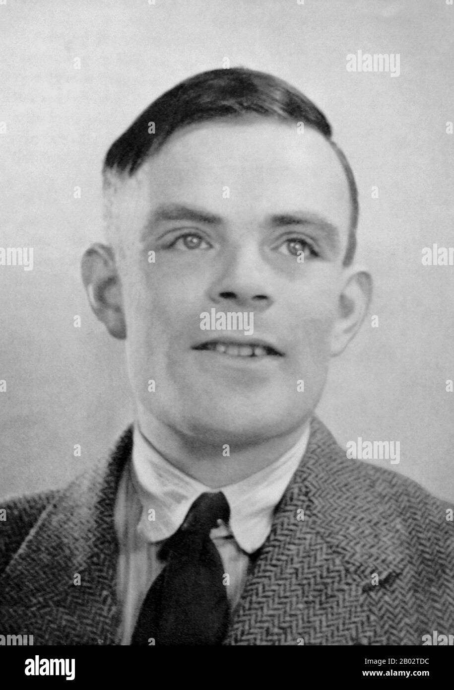 Alan Mathison Turing war ein britischer bahnbrechender Informatiker, Mathematikhistoriker, Logiker, Kryptoanalytiker, Philosoph, Mathematikbiologe und Marathon- und Ultra-Langstreckenläufer. Er war sehr einflussreich in der Entwicklung der Informatik. Während des Zweiten Weltkriegs arbeitete Turing für die Government Code and Cypher School im Bletchley Park, Großbritanniens Codebrecherzentrum. Turings entscheidende Rolle beim Knacken abgefangener codierter Nachrichten ermöglichte es den Alliierten, in vielen entscheidenden Engagements, einschließlich der atlantischen Schlacht, die Nazi-Niederlage einzustecken; man schätzt, dass die Arbeit in Bletchley Stockfoto