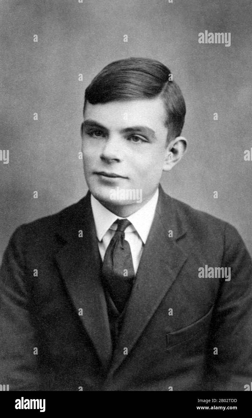 Alan Mathison Turing war ein britischer bahnbrechender Informatiker, Mathematikhistoriker, Logiker, Kryptoanalytiker, Philosoph, Mathematikbiologe und Marathon- und Ultra-Langstreckenläufer. Er war sehr einflussreich in der Entwicklung der Informatik. Während des Zweiten Weltkriegs arbeitete Turing für die Government Code and Cypher School im Bletchley Park, Großbritanniens Codebrecherzentrum. Turings entscheidende Rolle beim Knacken abgefangener codierter Nachrichten ermöglichte es den Alliierten, in vielen entscheidenden Engagements, einschließlich der atlantischen Schlacht, die Nazi-Niederlage einzustecken; man schätzt, dass die Arbeit in Bletchley Stockfoto