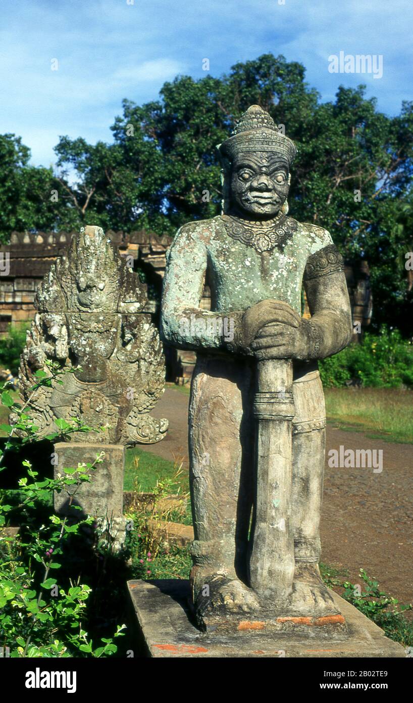 Der Tempel aus dem 11. Jahrhundert des Wat Nokor Bayon am Kompong Cham war ursprünglich ein Mahayana-buddhistischer Schrein. Sie wurde dem Theravada-Buddhismus, der großen religiösen Tradition Kambodschas, zu einer Zeit im 15. Jahrhundert gewidmet. Die altehrwürdigen Sandstein- und Laterienbauten des alten Tempels harmonieren gut mit einem aktiven modernen Tempel, ockerfarbenen Monken und dem Klang des Gesangs und schaffen so eine faszinierende Mischung aus zeitgenössischer und archaischer Zeit. Es gibt mehrere alte Buddha-Bilder und einen großen, modernen Buddha. Stockfoto