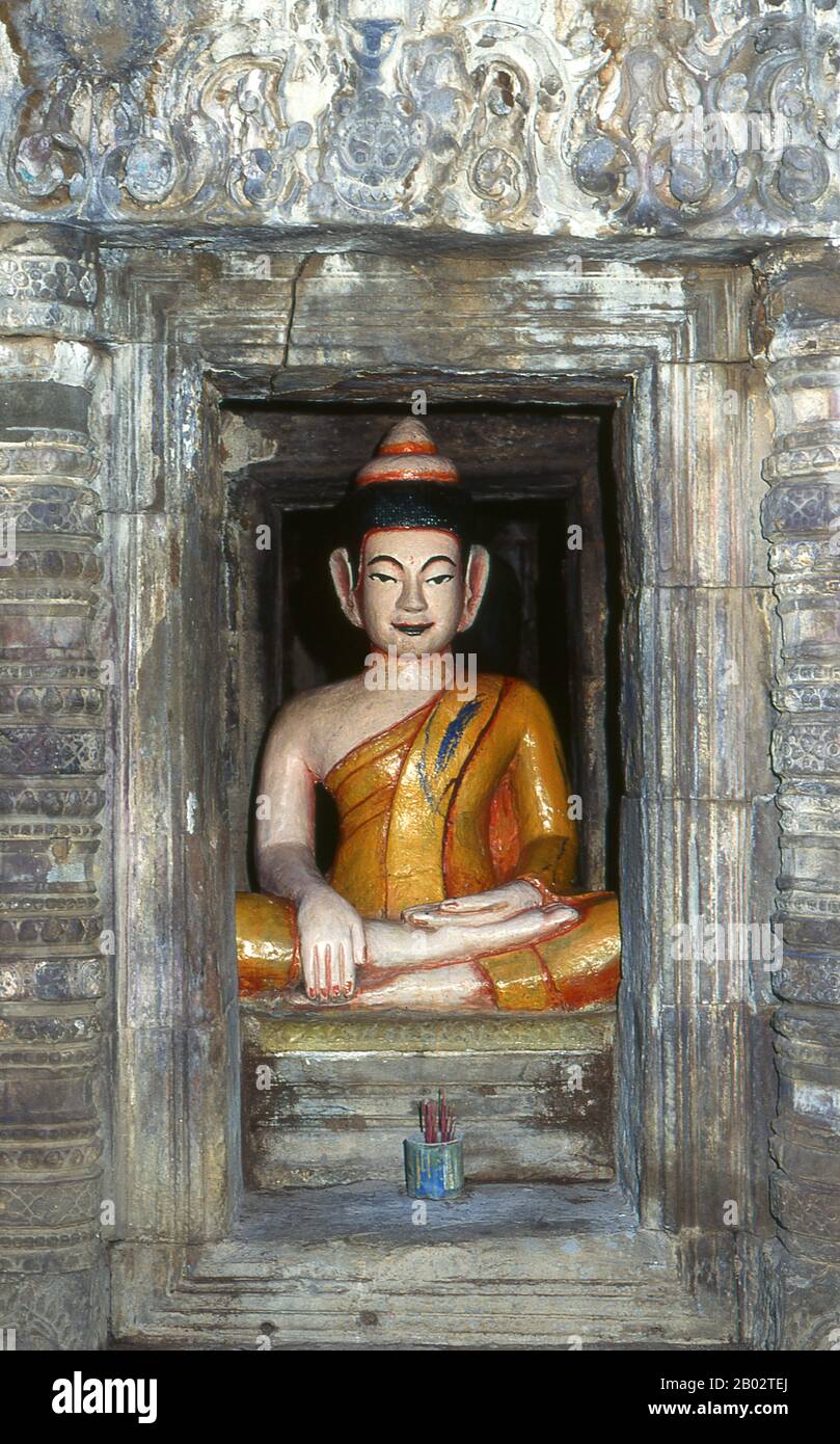 Der Tempel aus dem 11. Jahrhundert des Wat Nokor Bayon am Kompong Cham war ursprünglich ein Mahayana-buddhistischer Schrein. Sie wurde dem Theravada-Buddhismus, der großen religiösen Tradition Kambodschas, zu einer Zeit im 15. Jahrhundert gewidmet. Die altehrwürdigen Sandstein- und Laterienbauten des alten Tempels harmonieren gut mit einem aktiven modernen Tempel, ockerfarbenen Monken und dem Klang des Gesangs und schaffen so eine faszinierende Mischung aus zeitgenössischer und archaischer Zeit. Es gibt mehrere alte Buddha-Bilder und einen großen, modernen Buddha. Stockfoto