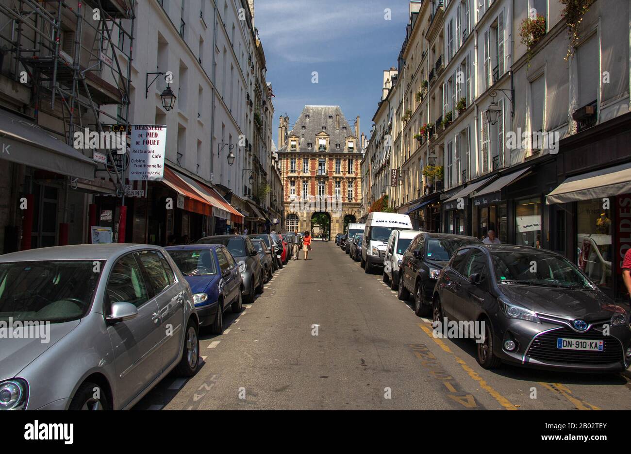 Place des Vosges am Ende einer Straße, Paris Stockfoto