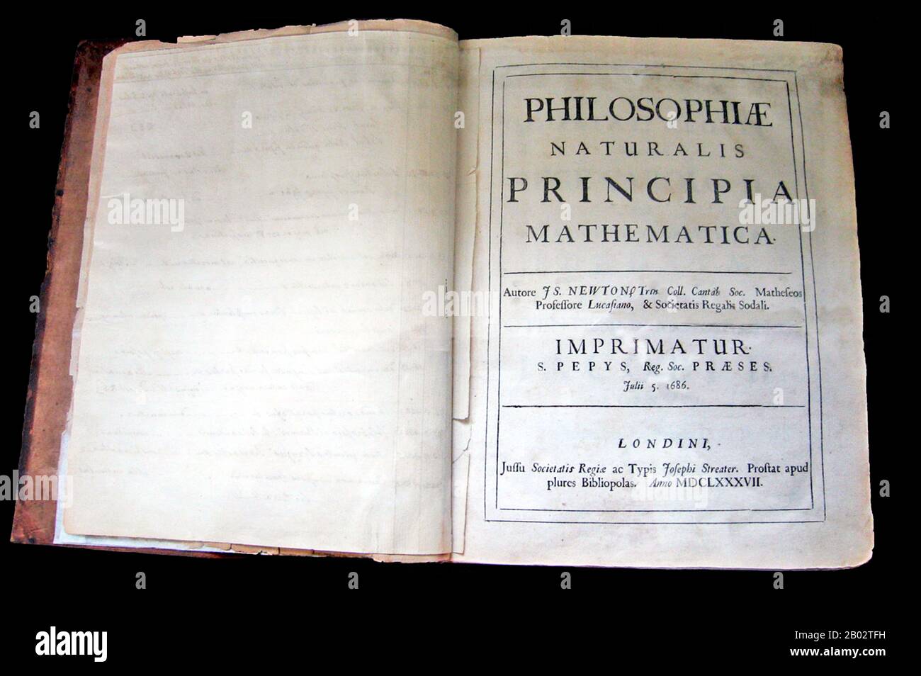 Philosophiae Naturalis Principia Mathematica, lat. Für 'Mathematische Prinzipien der Naturphilosophie', oft auch nur als Principia bezeichnet, ist ein Werk in drei Büchern von Sir Isaac Newton in lateinischer Sprache, das erstmals am 5. Juli 1687 veröffentlicht wurde. Nachdem er seine persönliche Kopie der ersten Ausgabe kommentiert und korrigiert hatte, veröffentlichte Newton auch zwei weitere Ausgaben, 1713 und 1726. Die Principia gibt Newtons Bewegungsgesetze an, bilden die Grundlage der klassischen Mechanik, auch Newtons Gesetz der universellen Gravitation und eine Ableitung von Keplers Gesetzen der Planetenbewegung (die Kepler erstmals empirisch erhielt). Stockfoto
