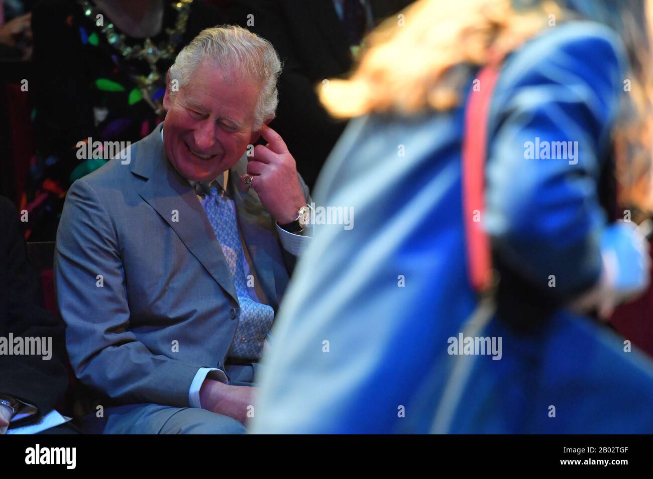 Der Prince of Wales beobachtet eine Aufführung Des Boy in the Dress im RSC in Stratford-upon-Avon während einer Tour durch Warwickshire und die West Midlands. Stockfoto
