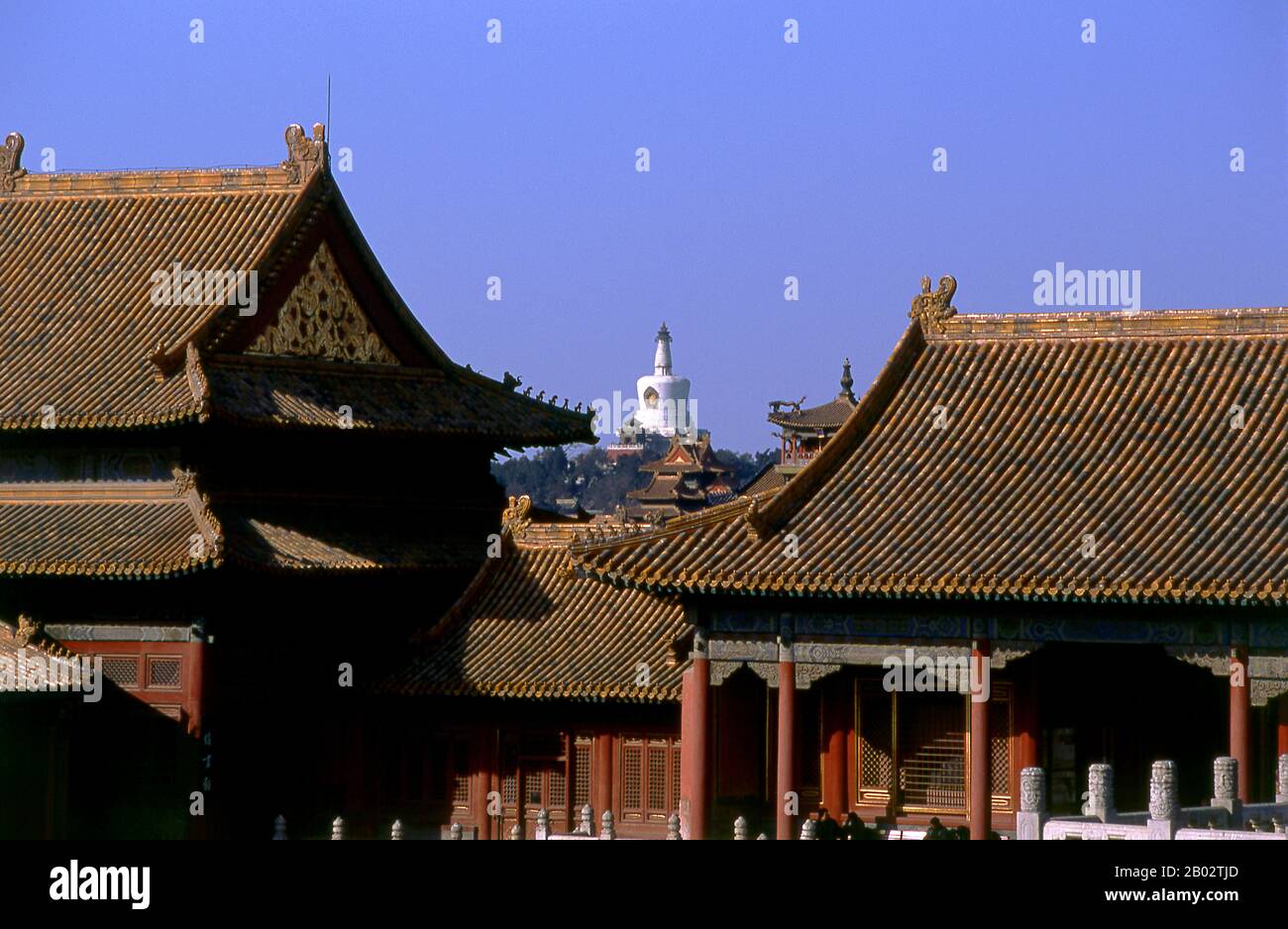 Die Zwischen 1406 und 1420 erbaute Verbotene Stadt diente 500 Jahre (bis zum Ende der Kaiserzeit im Jahre 1911) als Sitz aller Macht in China, als Thron des Himmelssohns und als Privatwohnung aller Kaiser der Ming- und Qing-Dynastie. Der Komplex besteht aus 980 Gebäuden mit 8.707 Schächten von Räumen und erstreckt sich über 720.000 m2. Das Weiße Dagoba (Bai Ta) ist ein tibetisch-buddhistischer Schrein, der 1651 zum Gedenken an den ersten Besuch eines Dalai Lama in Peking erbaut wurde. Stockfoto