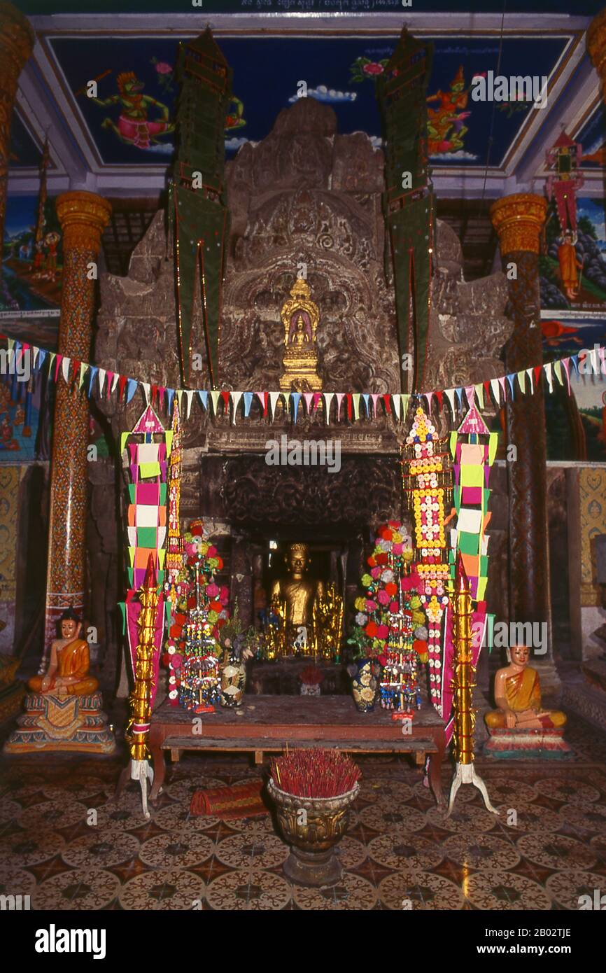 Der Tempel aus dem 11. Jahrhundert des Wat Nokor Bayon am Kompong Cham war ursprünglich ein Mahayana-buddhistischer Schrein. Sie wurde dem Theravada-Buddhismus, der großen religiösen Tradition Kambodschas, zu einer Zeit im 15. Jahrhundert gewidmet. Die altehrwürdigen Sandstein- und Laterienbauten des alten Tempels harmonieren gut mit einem aktiven modernen Tempel, ockerfarbenen Monken und dem Klang des Gesangs und schaffen so eine faszinierende Mischung aus zeitgenössischer und archaischer Zeit. Es gibt mehrere alte Buddha-Bilder und einen großen, modernen Buddha. Stockfoto
