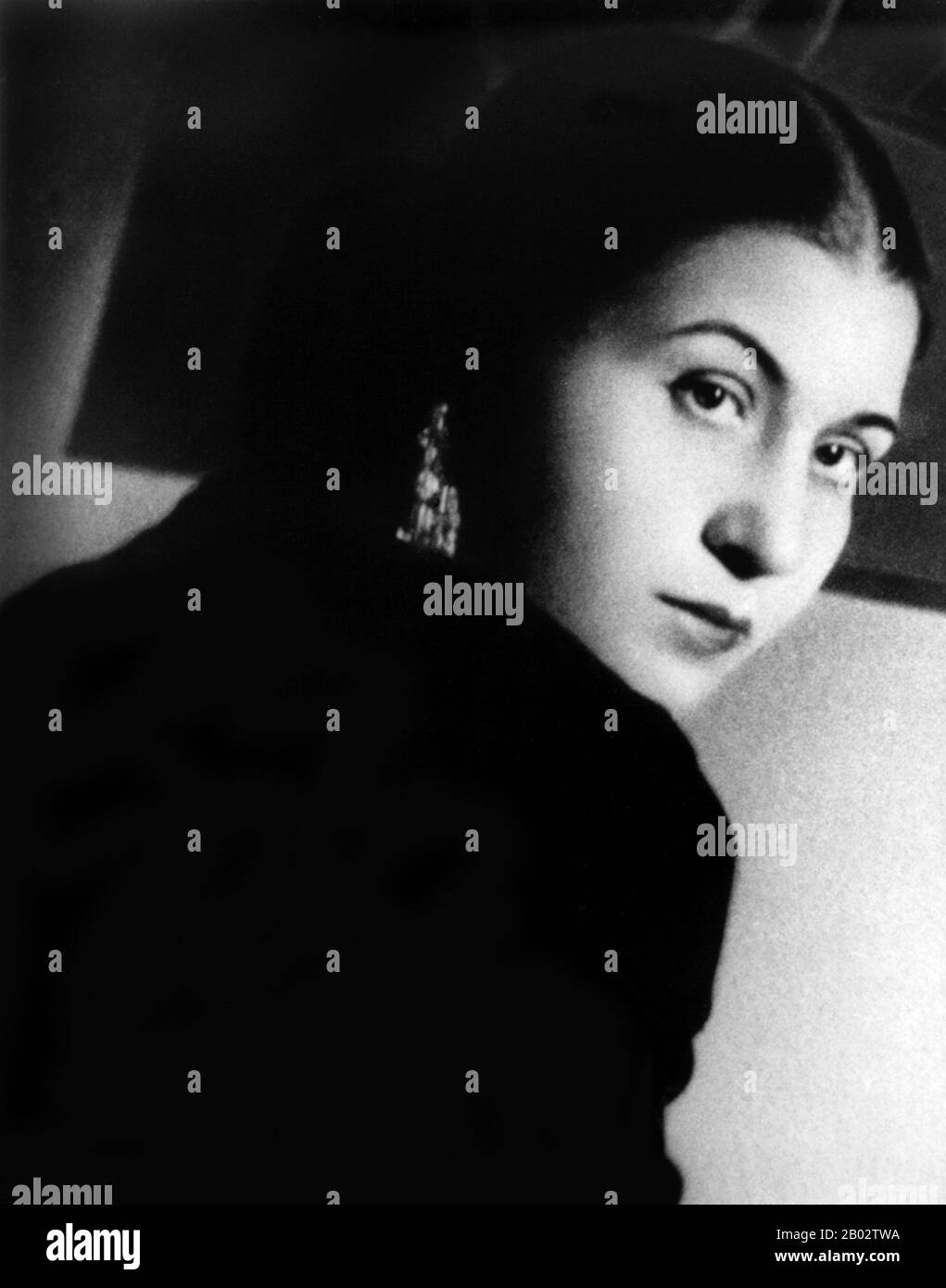 Umm Kulthum, geboren am 30. Dezember als Fatimah Ibrahim as-Sayyid al-Biltagi, und der 3. Februar 1975 starb, war eine international bekannte ägyptische Sängerin, Songwriterin und Filmschauspielerin der 1920er bis 1970er Jahre. Vier Jahrzehnte nach ihrem Tod 1975 gilt sie noch immer weithin als die vielleicht größte arabische Sängerin überhaupt. Stockfoto