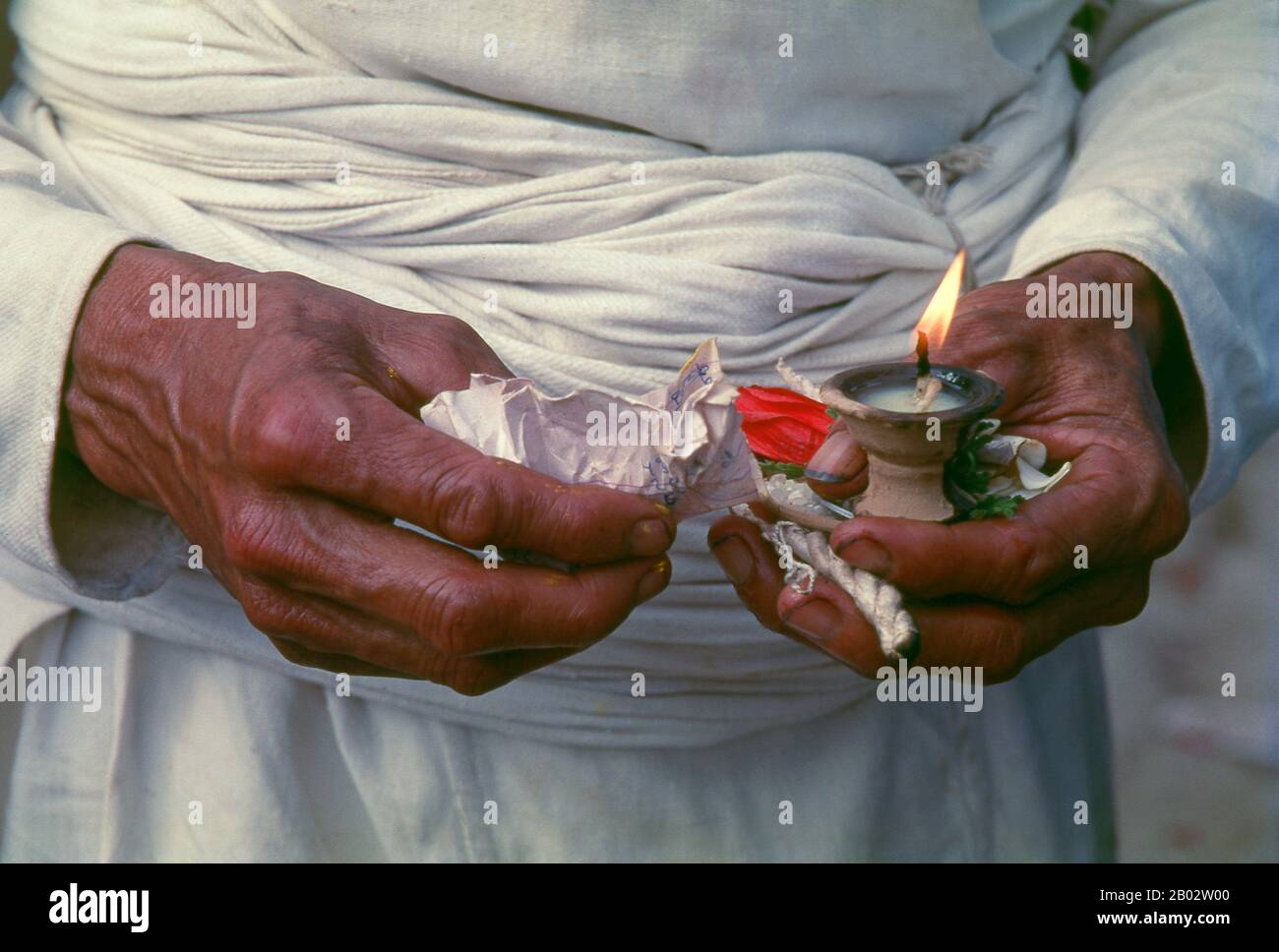 Das Baudatum des Svayambhunath-Stupa, dessen Ursprünge im Mythos versteppt sind, ist unbekannt. Nach den Aufschriften auf einer alten und beschädigten Steintafel bei Svayambhunath, König Vrishadeva (ca. 400 CE) war der erste, der auf dem Gelände eine Kultstätte baute. Sein Enkel, König Manadeva I. (ca. 464-505) einige Ergänzungen vorgenommen haben. Die muslimische Invasion von 1349 machte all die frommen Baumaßnahmen zunichtegemacht, die marodierenden muslimischen Krieger zersetzten jeden kafirischen (ungläubigen) Zufluchtsort, auf den sie stießen. In einer Aufschrift bei Svayambhunath wird das Datum der muslimischen Invasion als 20. November 1349 verzeichnet Stockfoto