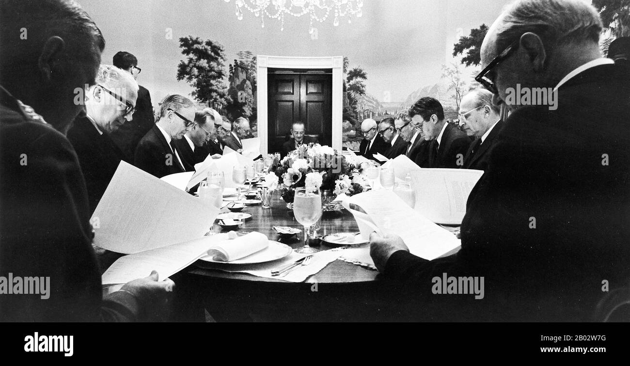 Von links nach Rechts: General Creighton Abrams, George Ball, Assistant Press Secretary Tom Johnson, General Maxwell Taylor, McGeorge Bundy, General Matthew Ridgway, Botschafter Henry Cabot Lodge, Dean Acheson, Präsident Lyndon B. Johnson, General Omar Bradley, Botschafter Averell Harriman, Verteidigungsminister Clark Clifford, Cyrus Vance, Walt Rostow, Staatssekretär Dean Rusk. Stockfoto