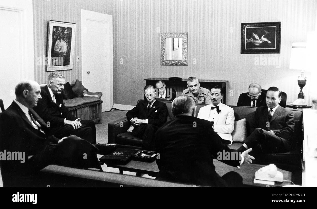Links nach Rechts: Außenminister Dean Rusk, Botschafter Henry Cabot Lodge, unbekannt, Robert Komer, Präsident Lyndon B. Johnson, General William Westmoreland, Premierminister Nguyen Cao Ky (Südvietnamesen), Walt Rostow, Oberstleutnant Nguyen Van Thieu (Südvietnamesen). Stockfoto