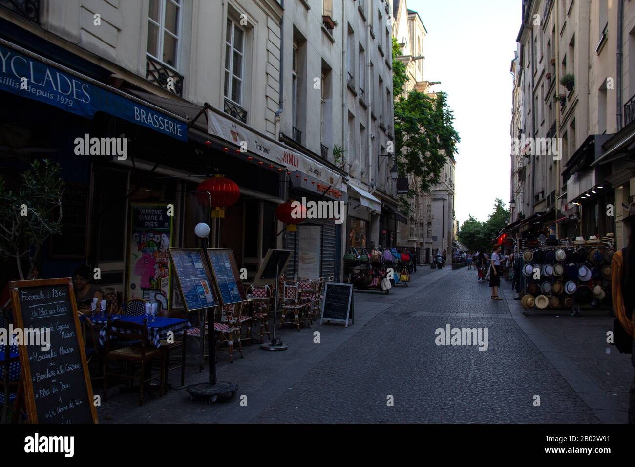 Gepflasterte Straße mit Restaurants und Geschäften, Paris Stockfoto