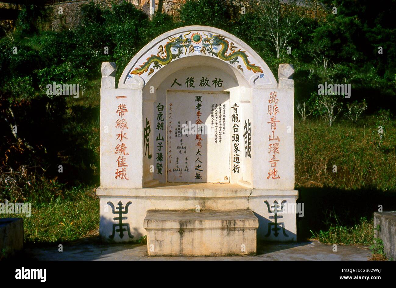 Die zerklüfteten, unnachahmbaren chinesischen Muleteers, die den Burmesen als Panthay und den Thailändern und Laos als Haw oder Chin Haw bekannt sind, waren - und sind zum Teil noch - die Meister des Goldenen Dreiecks. Sicherlich waren sie die besten Händler, die in die entlegensten Gebiete des verbotenen Gebietes, wie die Wa-Staaten, vordringen, während gleichzeitig ihre Muldenkarawanen, die mit allem ausgestattet sind, von Edelsteinen und Jade bis hin zu Opium- und Kupferpfannen, bis hin zu Luang Prabang in Laos gehandelt werden, Moulmein in Birma, Dali und Kunming in Yunnan und Chiang Mai in Nordthailand. DOI Mae Salong war einst ein Impo Stockfoto