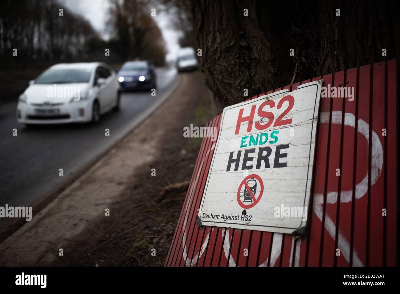 Halten Sie HS2-Schilder in der Nähe des Standorts an, an dem die Demonstranten eine Bohrplattform zum Bohren des Aquifer in Uxbridge, London, besetzt haben. Stockfoto