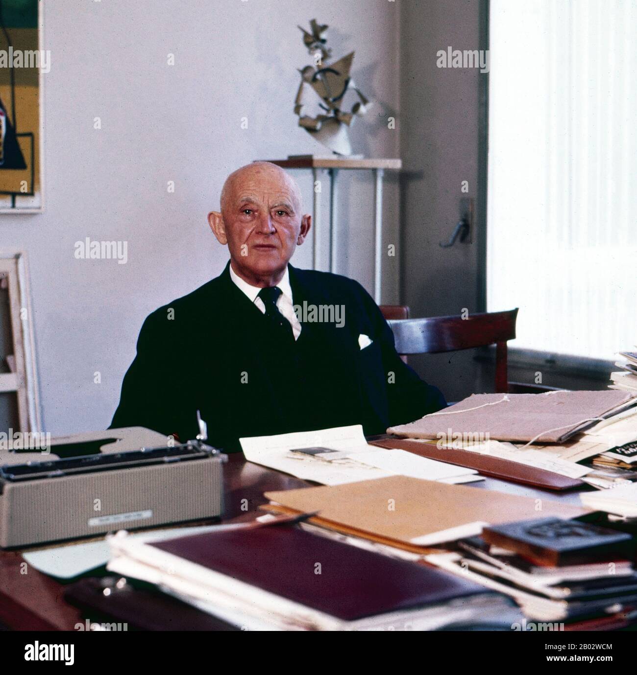 Daniel Henry Kahnweiler, deutscher französischer Galerist, Kunsthistoriker und wissenschaftlicher Autor in einer Galerie in Paris, Frankreich um 1961. Der deutsche französische Galerist, Kunsthistoriker und wissenschaftliche Autor Daniel Henry Kahnweiler auf seiner Galerie in Paris, Frankreich um 1961. Stockfoto