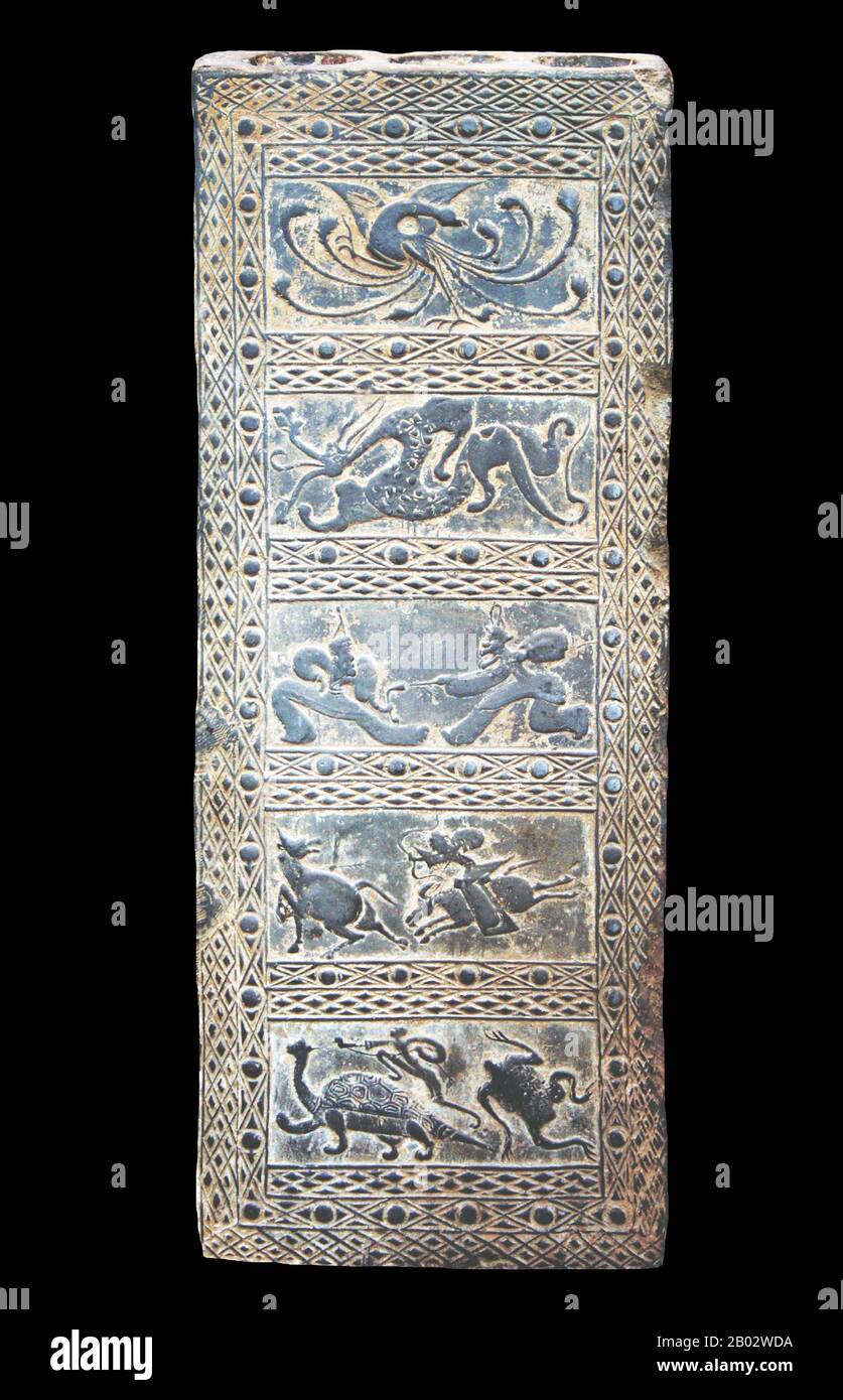Eine Töpferei der Han-Dynastie, die Jagd- und Schlachtszenen mit symbolträchtigen Figuren der "fünf Himmelsrichtungen" (genauer die vier Himmelsrichtungen plus das Zentrum) darstellt. Mit diesen "fünf Himmelsrichtungen" sind auch die fünf heiligen Berge Chinas verbunden. Stockfoto