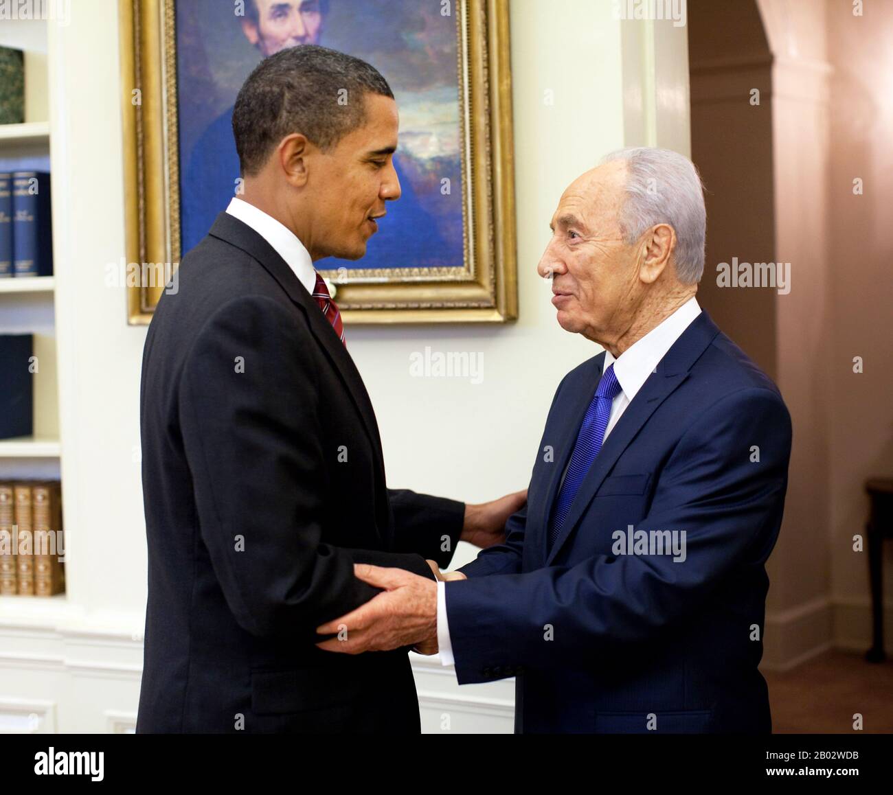 Shimon Peres (* 2. August 1923) ist ein polnischstämmiger israelischer Staatsmann. Er war von 2007 bis 2014 der neunte Präsident Israels. Peres war zweimal Premierminister von Israel und zweimal Interims-Premierminister, und er war Mitglied von 12 Kabinetten in einer über 66 Jahre währenden politischen Laufbahn. Peres wurde im November 1959 in die Knesset gewählt und diente bis auf einen dreimonatigen Hiatus Anfang 2006 ununterbrochen bis 2007, als er Präsident wurde. Während und direkt nach dem israelischen Unabhängigkeitskrieg bekleidete er mehrere diplomatische und militärische Positionen. Seine erste hochrangige Regierung p Stockfoto