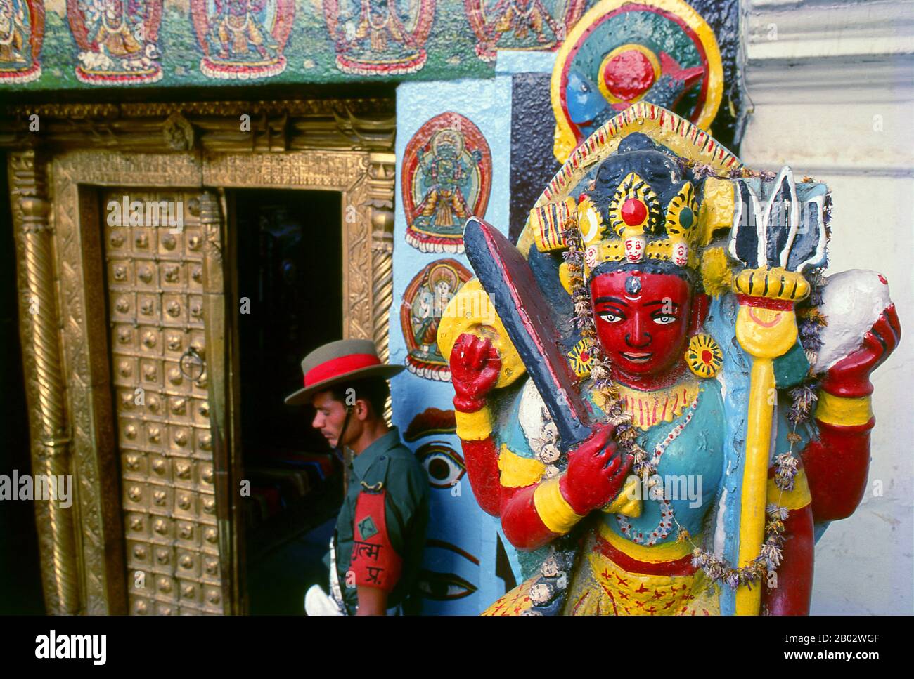 Der Hanuman Dhoka, oder Königspalast, nimmt den größten Teil der östlichen Seite des Durbar-Platzes ein. Vor vier Jahrhunderten von Nepals Malla-Königen erbaut, ist nur ein kleiner Teil des Komplexes für die breite Öffentlichkeit zugänglich. Links vom Eingang steht eine Statue von Hanuman, dem affengott der hinduistischen Mythen, nach der der Palast benannt ist. Im Haupthof befindet sich eine Ähnlichkeit mit Narasimha, der halb-menschlichen, halb-lionigen Inkarnation von Vishnu, die einen Dämon enthedelt. Stockfoto