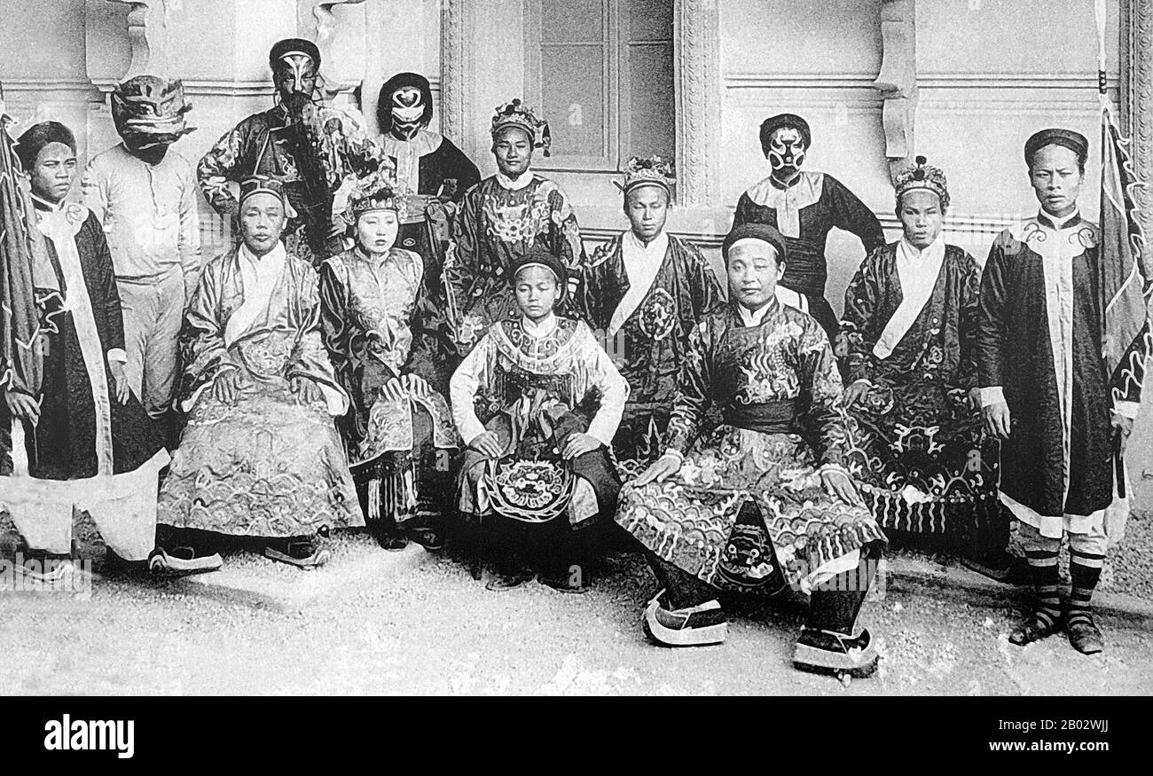 Hát tuồng (auch hát bội, oder einfach tuồng) ist eine Form des vietnamesischen Theaters. Hát tuồng wird oft als klassische, von der chinesischen Oper geprägte "vietnamesische Oper" bezeichnet. Es wird angenommen, dass tuồng um das 13. Jahrhundert aus China importiert wurde, als Vietnam gegen die mongolische Yuan-Dynastie Krieg führte. Ein berühmter Schauspieler namens Lý Nguyên Cát (李元吉) wurde von den Vietnamesen inhaftiert. Der kaiserliche Hof forderte ihn auf, seine Kenntnisse über das chinesische Theater an die Kinder der Elite zu verbreiten und so zu erklären, wie tuồng seine ersten Anfänge in Vietnam am königlichen Hof hatte. Später wurde sie an TR angepasst Stockfoto