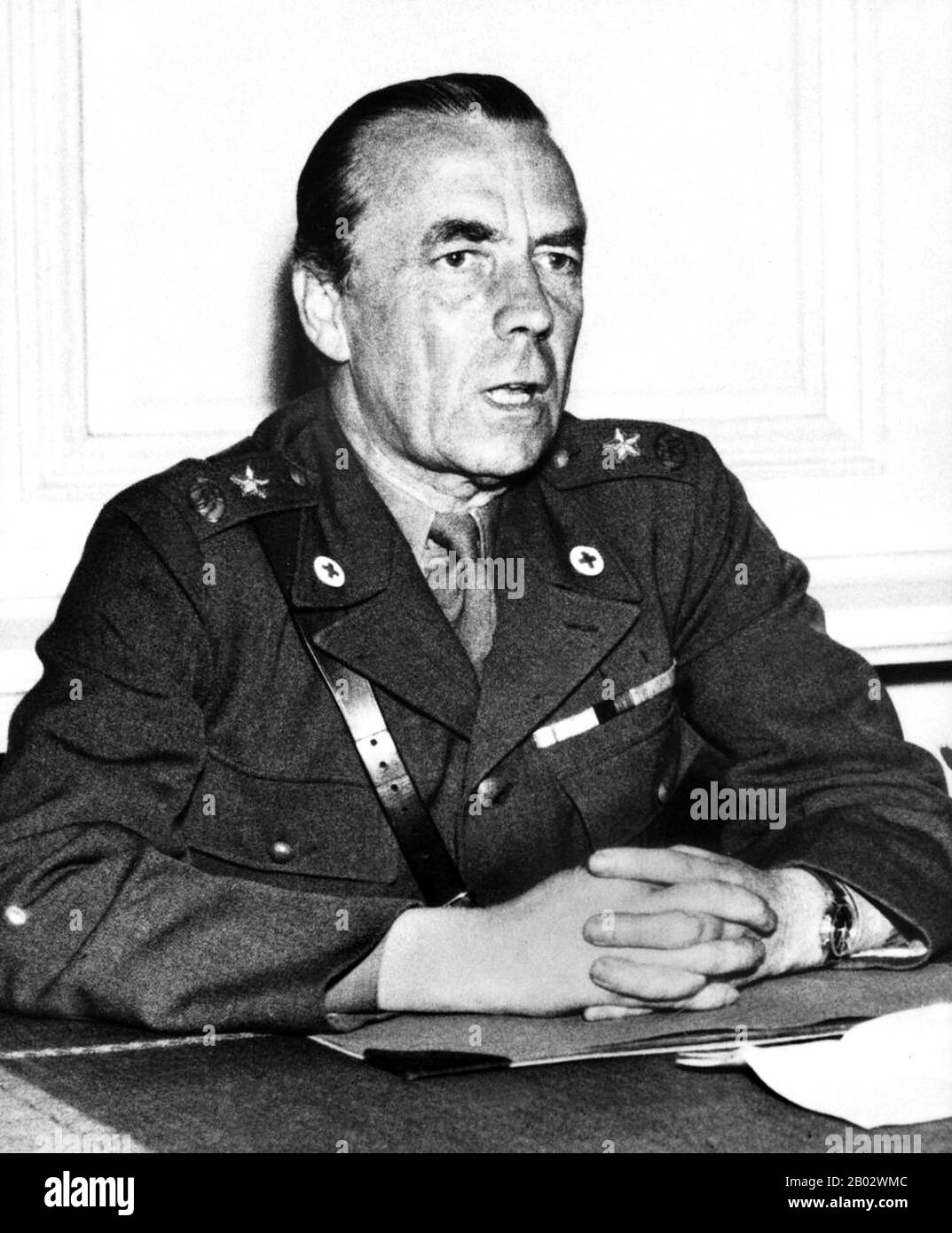Folke Bernadotte, Graf von Wisborg (2. Januar 1895 - 17. September 1948) war eine schwedische Diplomatin und Adelige. Während des zweiten Weltkriegs handelte er die Freilassung von etwa 31.000 Häftlingen aus deutschen Konzentrationslagern aus, darunter 450 dänische Juden aus dem Lager Theresienstadt. Sie wurden am 14. April 1945 freigelassen. 1945 erhielt er von Heinrich Himmler ein deutsches Kapitulationsangebot, das Angebot wurde jedoch letztlich abgelehnt. Nach dem Krieg wurde Bernadotte einstimmig zum UN-Sicherheitsratsvermittler im arabisch-israelischen Konflikt von 1947-1948 gewählt. Er wurde 194 in Jerusalem ermordet Stockfoto