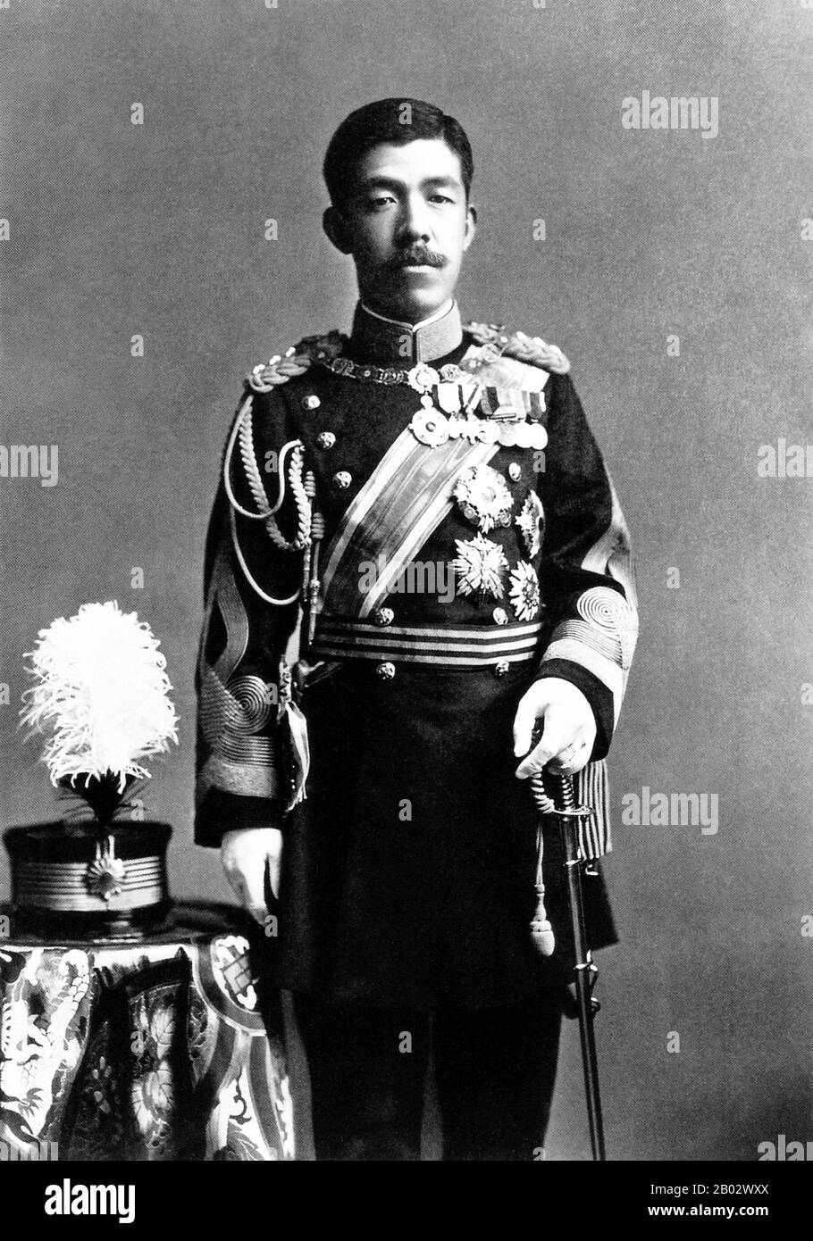 Kaiser Taishō (Taisho-tenno, 31. August 1879 - 25. Dezember 1926) war gemäß der traditionellen, vom 30. Juli 1912 bis zu seinem Tod im Jahr 1926 regierenden Nachfolgeregelung der 123. Kaiser von Japan. Der persönliche Name des Imperators lautete Yoshihito. Nach japanischem Brauch wird der Kaiser während der Herrschaft als (heutiger) Kaiser bezeichnet. Nach dem Tod ist er durch einen posthumen Namen bekannt, der nach einer Praxis aus dem Jahr 1912 der Name der Epoche ist, die mit seiner Regierungszeit zusammenfällt. Nachdem er während der Taisho-Zeit regiert hatte, ist er korrekt als Der Taisho-Kaiser bekannt. Stockfoto