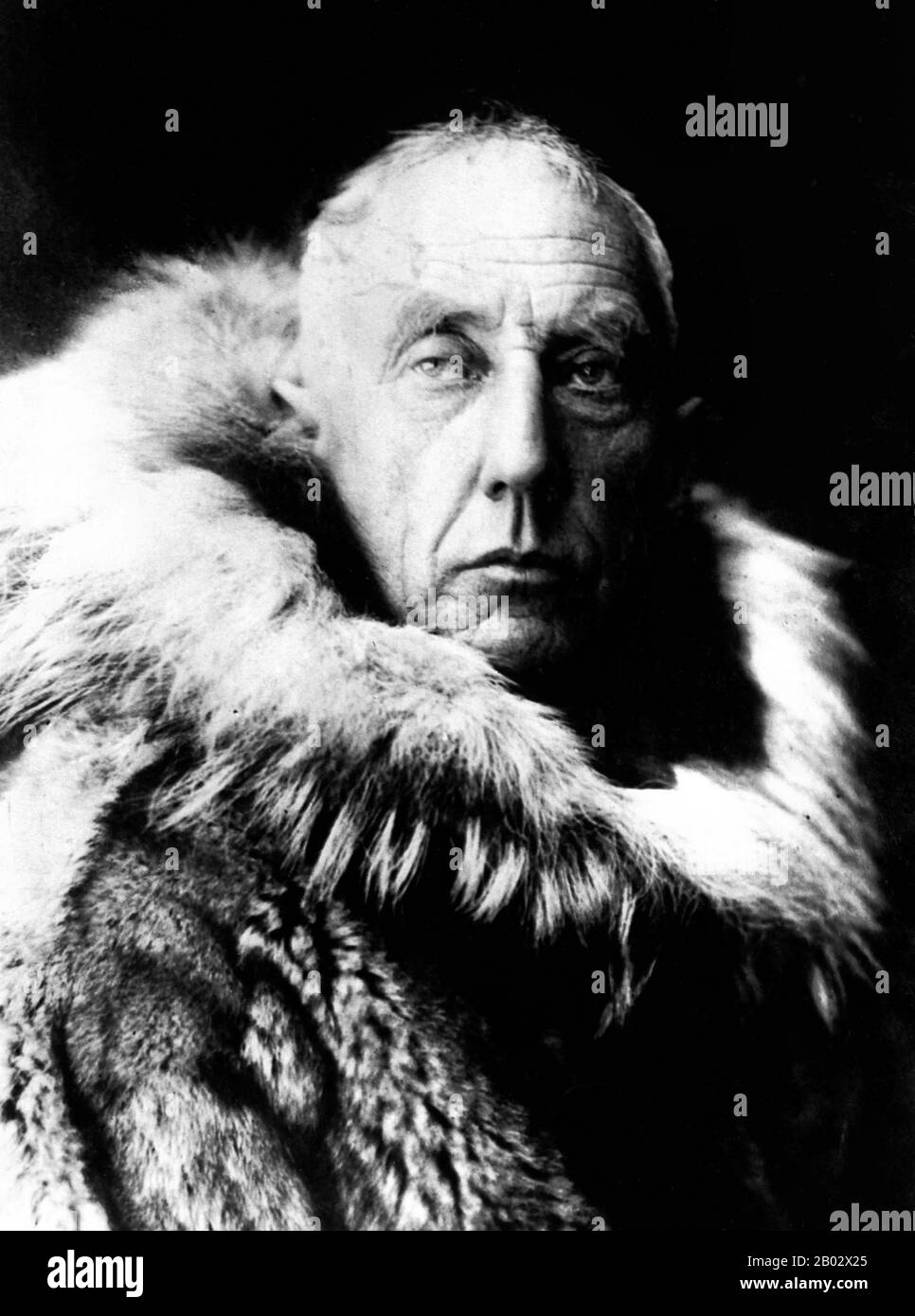 Roald Engelbregt Gravning Amundsen (16. Juli 1872 - ca. Juni 1928) war ein norwegischer Polarforscher. Er leitete die Antarktisexpedition (1910-12), die als erster den Südpol erreichte, am 14. Dezember 1911. 1926 war er der erste Expeditionsleiter, der ohne Streit als an den Nordpol gelangt anerkannt wurde. Er ist auch bekannt als die erste Expedition, die die Nordwest-Passage (1903-06) in der Arktis durchqueren konnte. Er verschwand im Juni 1928 in der Arktis, während er mit dem Flugzeug an einer Rettungsmission teilnahm. Amundsen gehörte zu den wichtigsten Expeditionsleitern, darunter Douglas Mawson, Rober Stockfoto
