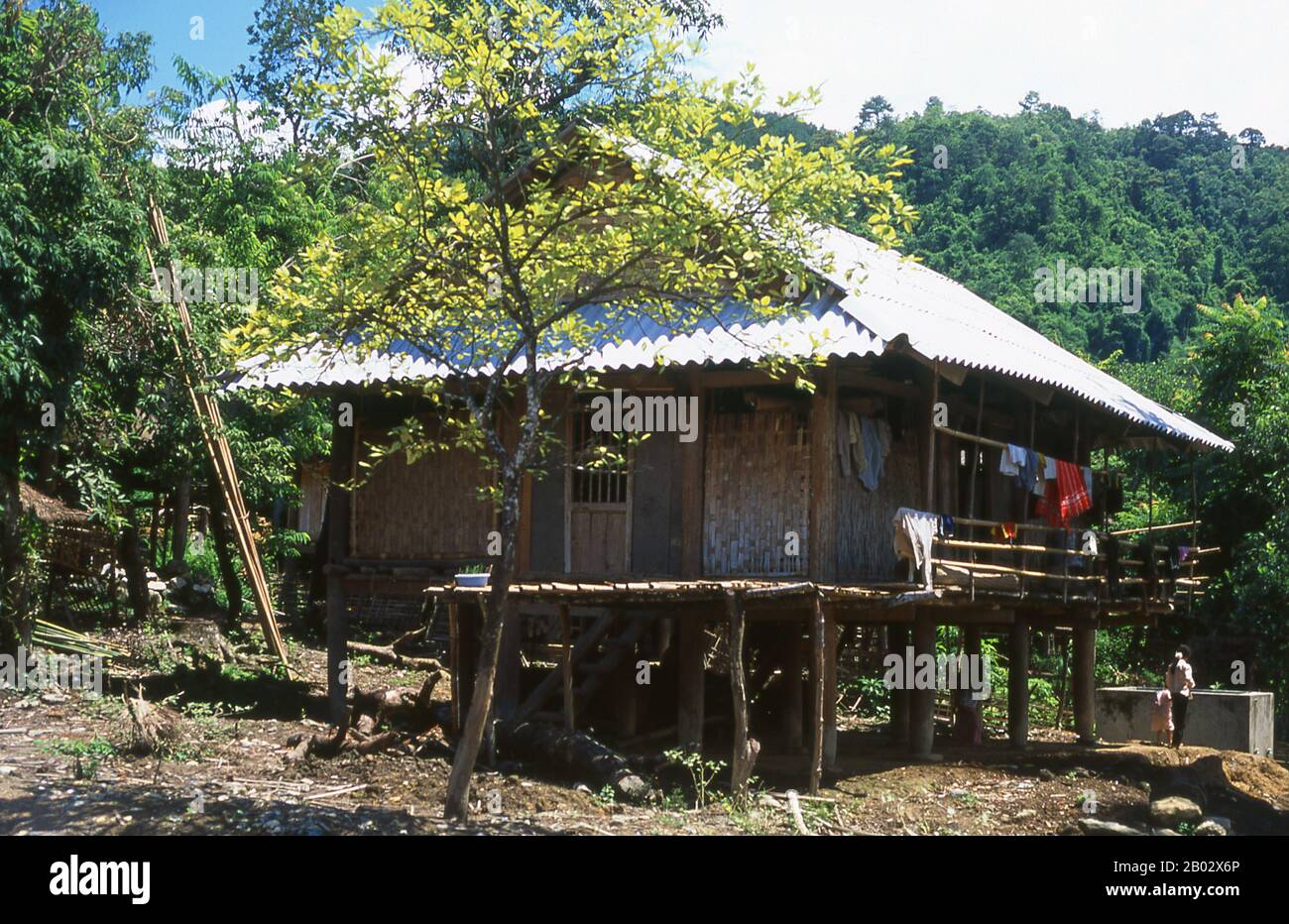 In den engen Bergtälern der Provinzen Son La, Dien Bien und Lai Chau in Nordvietnamesen bleiben die Tai eine sehr spürbare und selbstbewusste Minderheit. Sie sind in weiße Tai- und Schwarze Tai-Gemeinden unterteilt, während weiter südlich, an der Lao-Grenze in Thanh Hoa und Nghe An Provinzen, Red Tai überwiegen. Diese Untergruppen zeichnen sich durch das Kleid ihrer Frauen aus. Vietnams Tai sind Menschen der Bergtäler. Nasse Reisfelder anbauend sind sie relativ wohlhabend und genießen mehr Sicherheit und einen deutlich höheren Lebensstandard als die Menschen auf den Berghängen. Sie sind Kult Stockfoto