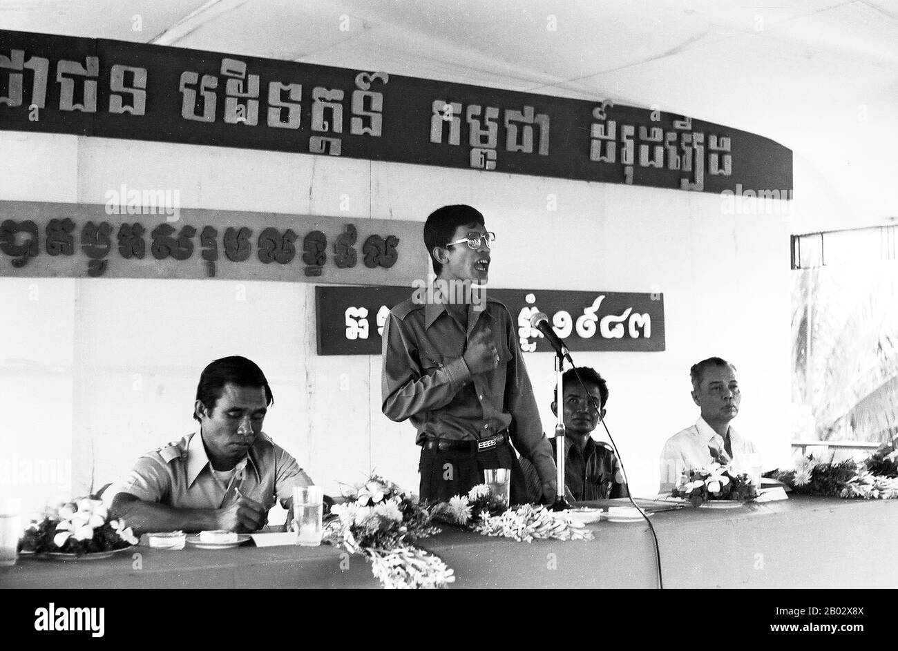 Hun Sen (* 5. August 1952) ist ein kambodianischer Politiker und Soldat der pensionierten Armee, der seit November 1998 der 32. Und derzeitige Premierminister von Kambodscha ist. Zuvor war er von 1985 bis 1993 Vorsitzender des Ministerrates der von Hanoi unterstützten Volksrepublik Kampuchea und von 1993 bis 1998 zweiter Premierminister. Er ist Vizepräsident der kambodischen Volkspartei (CPP), die Kambodscha seit dem von Vietnamesen unterstützten Sturz der Khmer Rouge 1979 regiert. Einer der dienstältesten Führer der Welt, mit einem Ruf als "wahrer Betreiber, der sein P zerstört Stockfoto