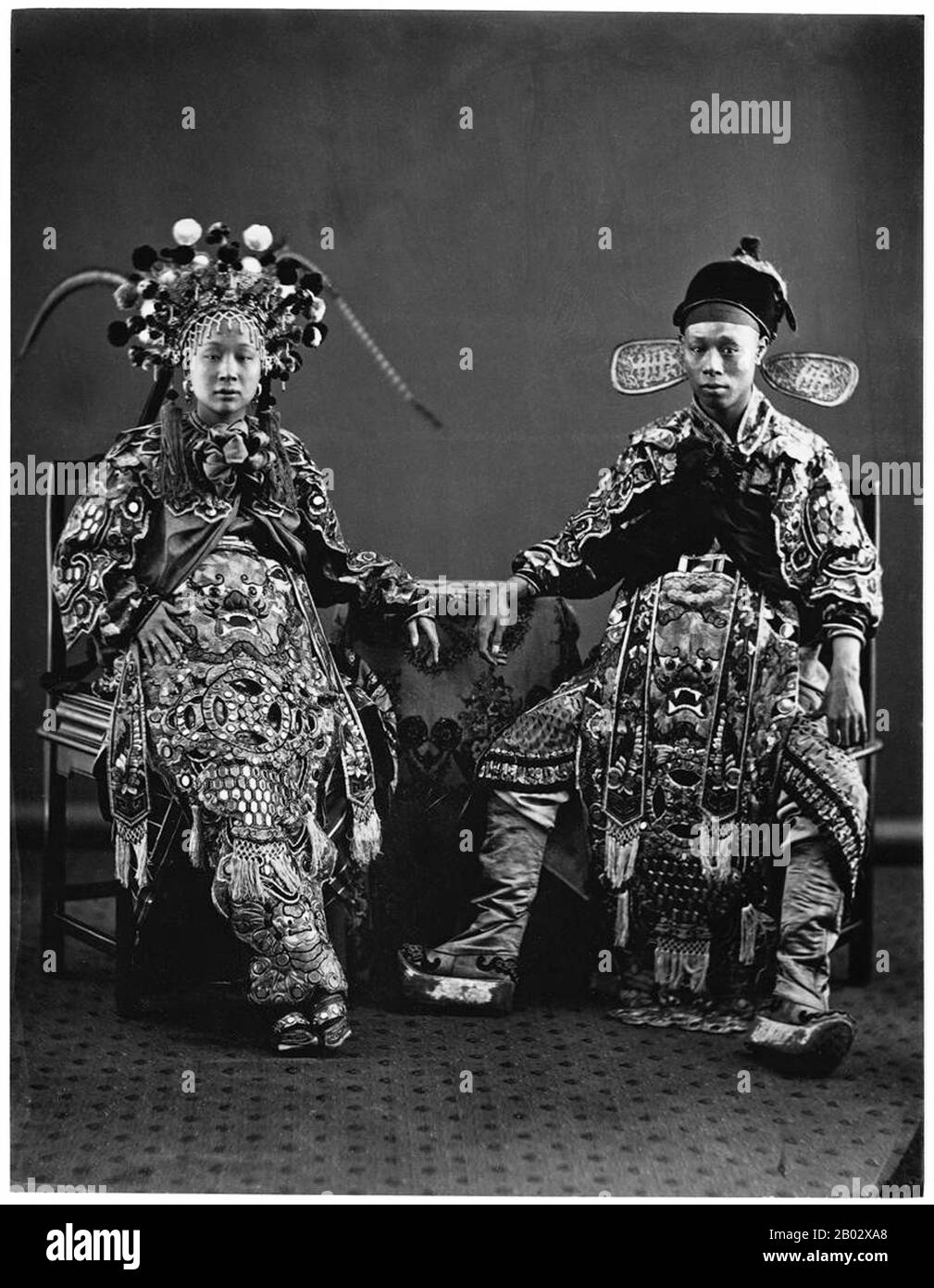 John Thomson (* 14. Juni 1837 in Schottland; † 29. September 1921) war ein bahnbrechender schottischer Fotograf, Geograph und Reisender. Er war einer der ersten Fotografen, die in den Fernen Osten reisten und dabei Menschen, Landschaften und Artefakte der östlichen Kulturen dokumentierten. Thomsons Reisen in China waren oft perilös, da er abgelegene, fast unbewohnte Regionen weit im Landesinneren besuchte. Die meisten Menschen, denen er begegnete, hatten zuvor noch nie einen Westler oder eine Kamera gesehen. Besonders herausfordernd waren auch seine Expeditionen, weil er seine sperrige Holzkamera, viele große, zerbrechliche Glasplatten und potenziell explosive transportieren musste Stockfoto