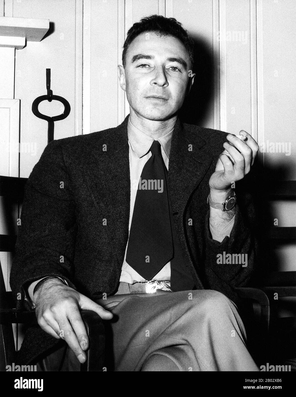 Julius Robert Oppenheimer (* 22. April 1904/05; † 18. Februar 1967) war ein US-amerikanischer theoretischer Physiker und Professor für Physik an der University of California, Berkeley. Er gehört zu den Personen, die oft als "Vater der Atombombe" für ihre Rolle im Manhattan-Projekt, dem zweiten Weltkrieg, das die ersten Atomwaffen entwickelt hat, bezeichnet werden. Die erste Atombombe wurde am 16. Juli 1945 im Dreifaltigkeitstest in New Mexico detoniert; Oppenheimer bemerkte später, dass sie Worte aus der Bhagavad Gita ins Gedächtnis brachte: "Jetzt werde ich Tod, der Zerschlager der Welten". Nach dem Krieg wurde er A. Stockfoto