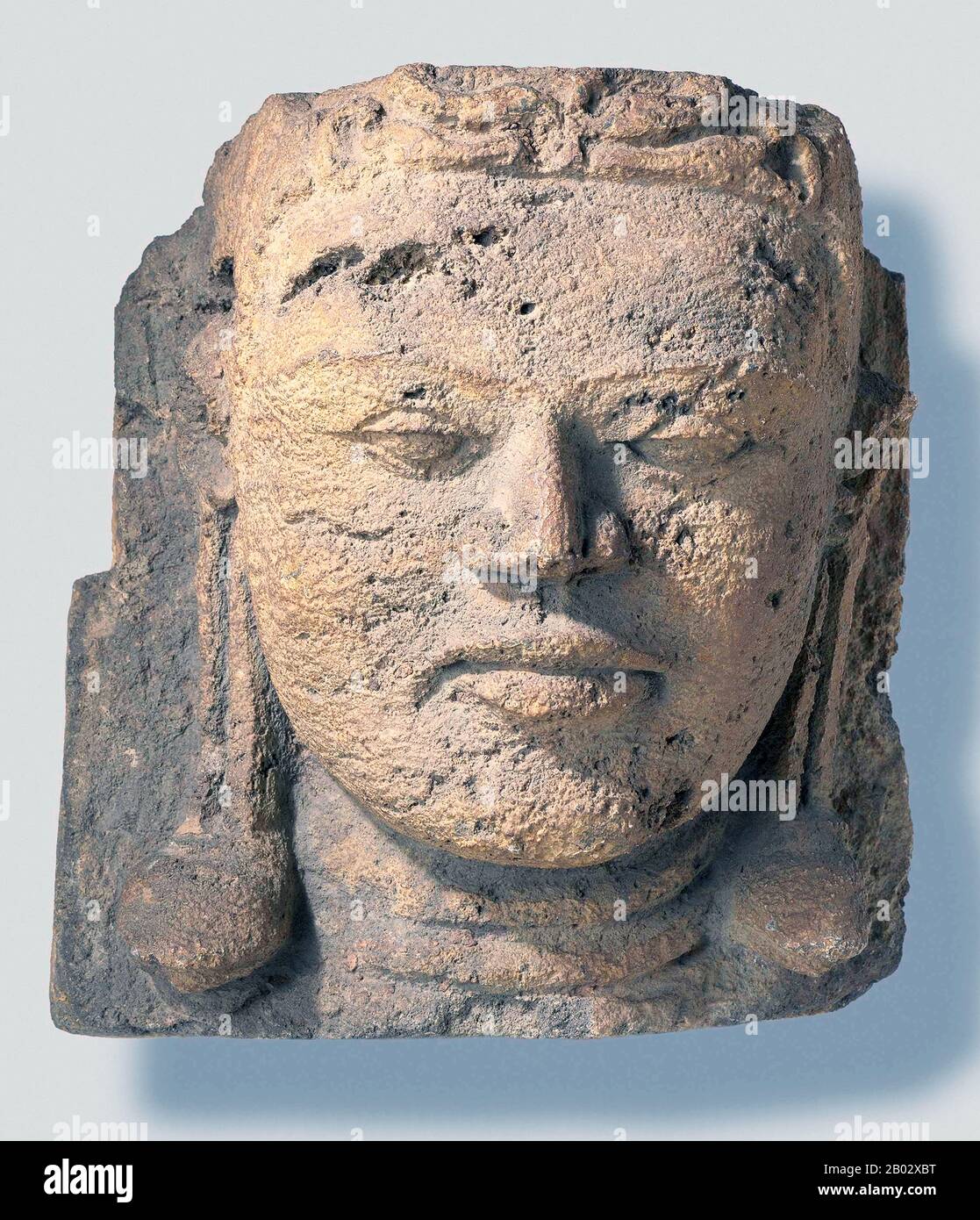 Candi Bima ist ein Hindutempel, der auf einem Hügel liegt, der vom Rest der Dieng-Tempel getrennt ist. Der Tempel ist das größte und höchste Gebäude des Dieng-Tempelkomplexes und seine Form unterscheidet sich von den Tempeln in Zentraljava im Allgemeinen. Der Tempelsockel hat einen quadratischen Grundriss und die Fassaden an jeder Seite ragen leicht hervor. Die Frontfassade ragt etwa 1,5 m hervor und dient als Vorhalle, bevor sie in die Hauptkammer des Tempels eintritt. Die Fassaden an den anderen drei Seiten bilden Nischen, in denen ursprünglich Statuen oder Bilder gelagert wurden, derzeit sind alle Nischen leer. Stockfoto