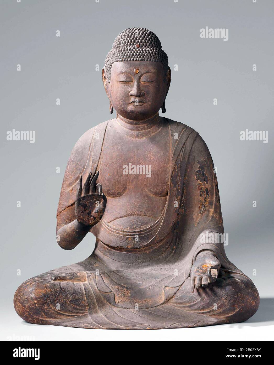 Amitabha ist ein himmels-buddha, der in den Schriften der Mahayana-Schule des Buddhismus beschrieben wird. Amitabha ist der HauptBuddha in der Sekte Des Reinen Landes, einem Zweig des Buddhismus, der hauptsächlich in Ostasien praktiziert wird, während in Vajrayana Amitabha für sein Attribut der Langlebigkeit, das magnetisierende rote Feuerelement, die Gesamtheit der Unterscheidung, die reine Wahrnehmung und das tiefe Bewusstsein der Leere der Phänomene bekannt ist. Nach diesen Schriften besitzt Amitabha unendliche Vorzüge, die sich aus guten Taten in unzähligen vergangenen Leben als Bodhisattva namens Dharmakara ergeben. "Amitabha" wird daher als "Unendliches Licht" übersetzt Stockfoto