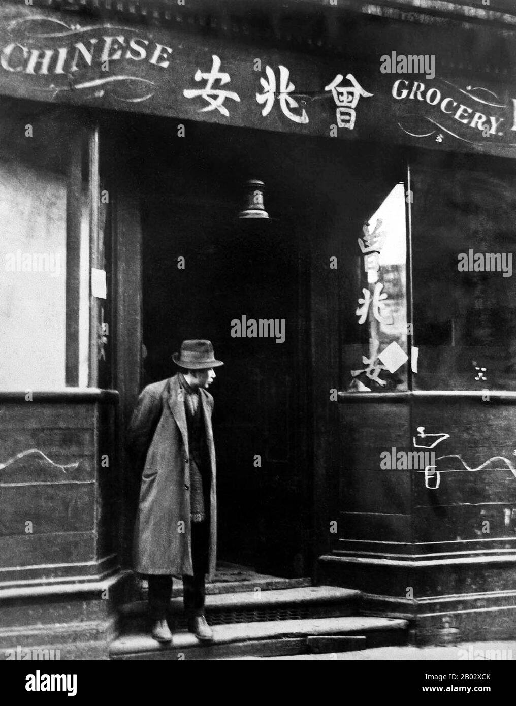 Limehouse in Stepney war Londons erster Chinatown. Die Chinesen begannen sich vor 1850 in Limehouse niederzulassen und kamen als Seeleute oder Schiffswäscherer an. Um 1890 kolonisierten Seeleute aus Shanghai Pennyfields, Amoy Place und Ming Street, während diejenigen aus Guangzhou (Kanton) und Südchina die Gill Street und den Limehouse Causeway, etwas weiter westlich, wählten. Ab den 1890er Jahren wuchs die chinesische Gemeinde im East End an Größe und breitete sich nach Osten aus, von der ursprünglichen Siedlung in Limehouse Causeway, in Pennyfields. Das Gebiet sah den Lascar, chinesischen und japanischen Seeleuten vor, die den Orientrou bearbeiten Stockfoto