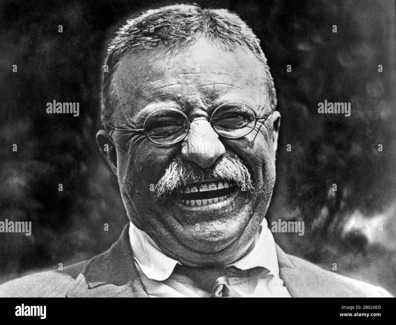 Theodore Roosevelt (* 27. Oktober 1858 in New York; † 6. Januar 1918), oft mit seinen Initialen TR bezeichnet, war ein US-amerikanischer Staatsmann, Autor, Entdecker, Soldat, Naturforscher und Reformer, der als 26. Präsident der Vereinigten Staaten tätig war. Als Führer der Republikanischen Partei war er eine führende Kraft der Progressive-Ära. Er diente als Assistant Secretary of the Navy unter William McKinley und trat nach einem Jahr zurück, um beim Ersten US Voluntary Cavalry Regiment oder "Rough Riders" zu dienen, und erlangte nationale Berühmtheit für Mut während des Krieges in Kuba. Während des ersten Weltkriegs wandte er sich gegen Präsident Wilson, weil er die beibehalten hatte Stockfoto
