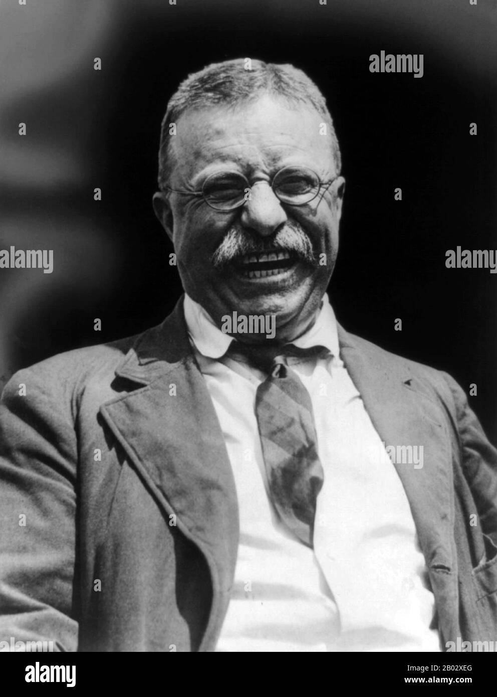 Theodore Roosevelt (* 27. Oktober 1858 in New York; † 6. Januar 1918), oft mit seinen Initialen TR bezeichnet, war ein US-amerikanischer Staatsmann, Autor, Entdecker, Soldat, Naturforscher und Reformer, der als 26. Präsident der Vereinigten Staaten tätig war. Als Führer der Republikanischen Partei war er eine führende Kraft der Progressive-Ära. Er diente als Assistant Secretary of the Navy unter William McKinley und trat nach einem Jahr zurück, um beim Ersten US Voluntary Cavalry Regiment oder "Rough Riders" zu dienen, und erlangte nationale Berühmtheit für Mut während des Krieges in Kuba. Während des ersten Weltkriegs wandte er sich gegen Präsident Wilson, weil er die beibehalten hatte Stockfoto